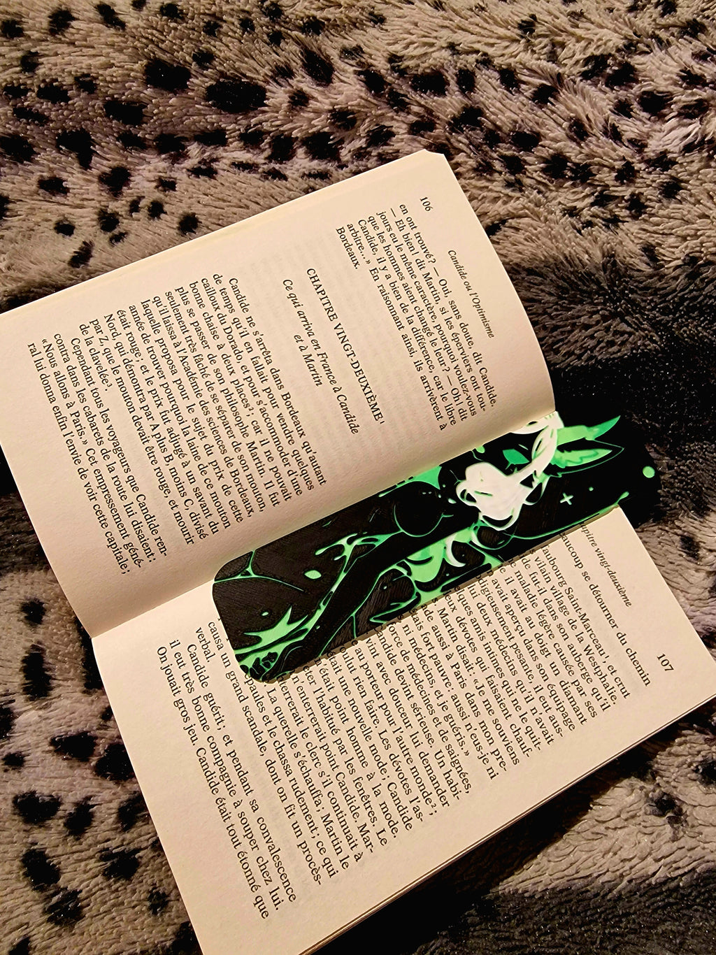 Marque-page furry renarde dragonne blanc vert noir – créature fantasy, signet original, cadeau lecteur, accessoire livre