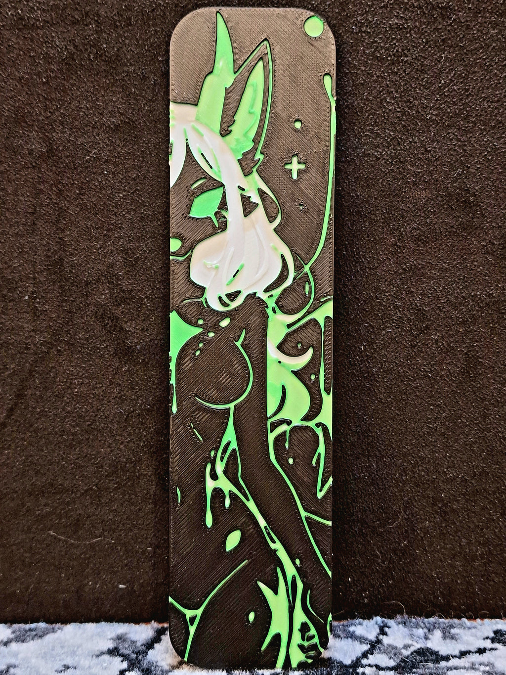 Marque-page furry renarde dragonne blanc vert noir – créature fantasy, signet original, cadeau lecteur, accessoire livre