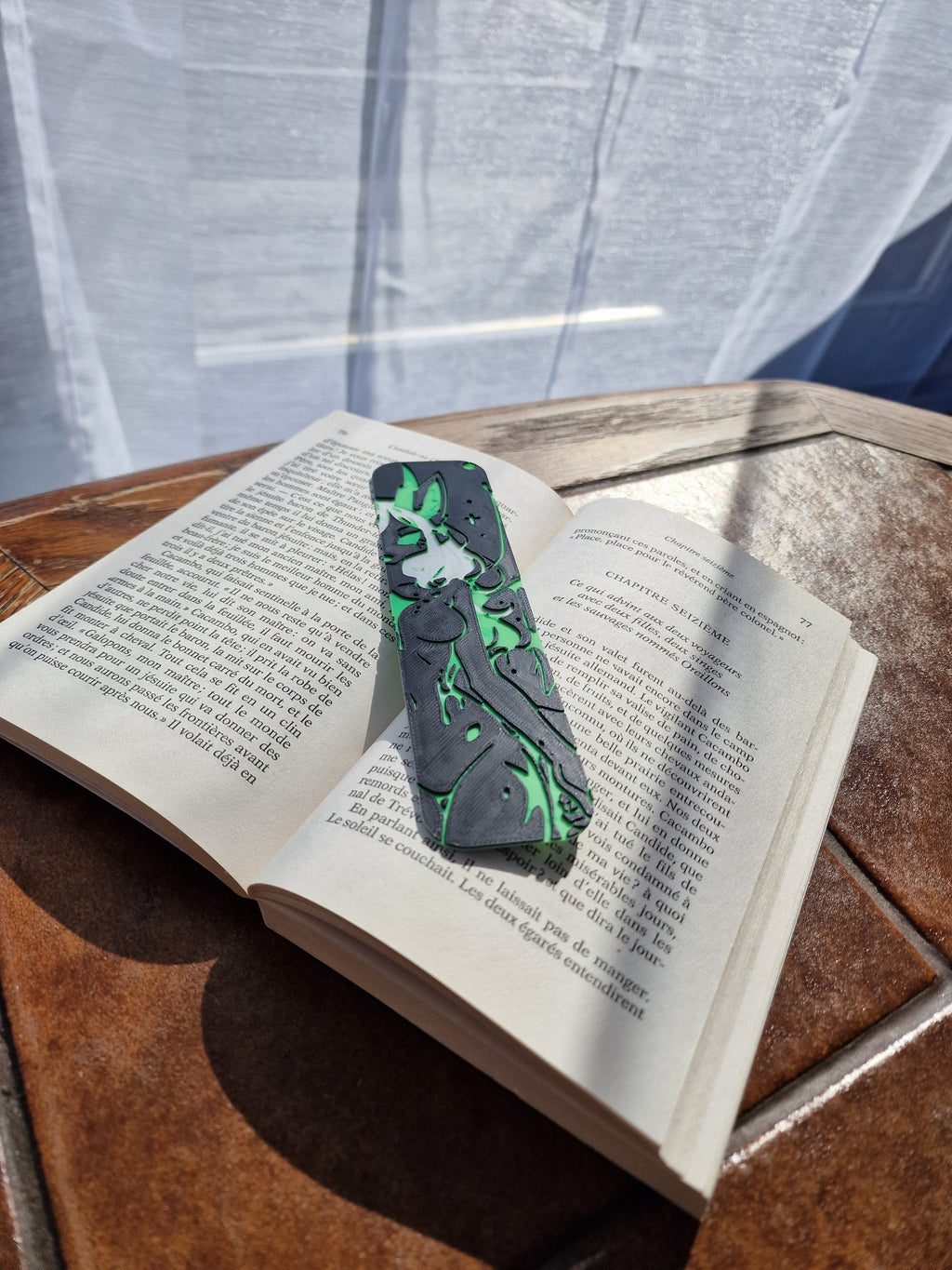 Marque-page furry renarde dragonne blanc vert noir – créature fantasy, signet original, cadeau lecteur, accessoire livre
