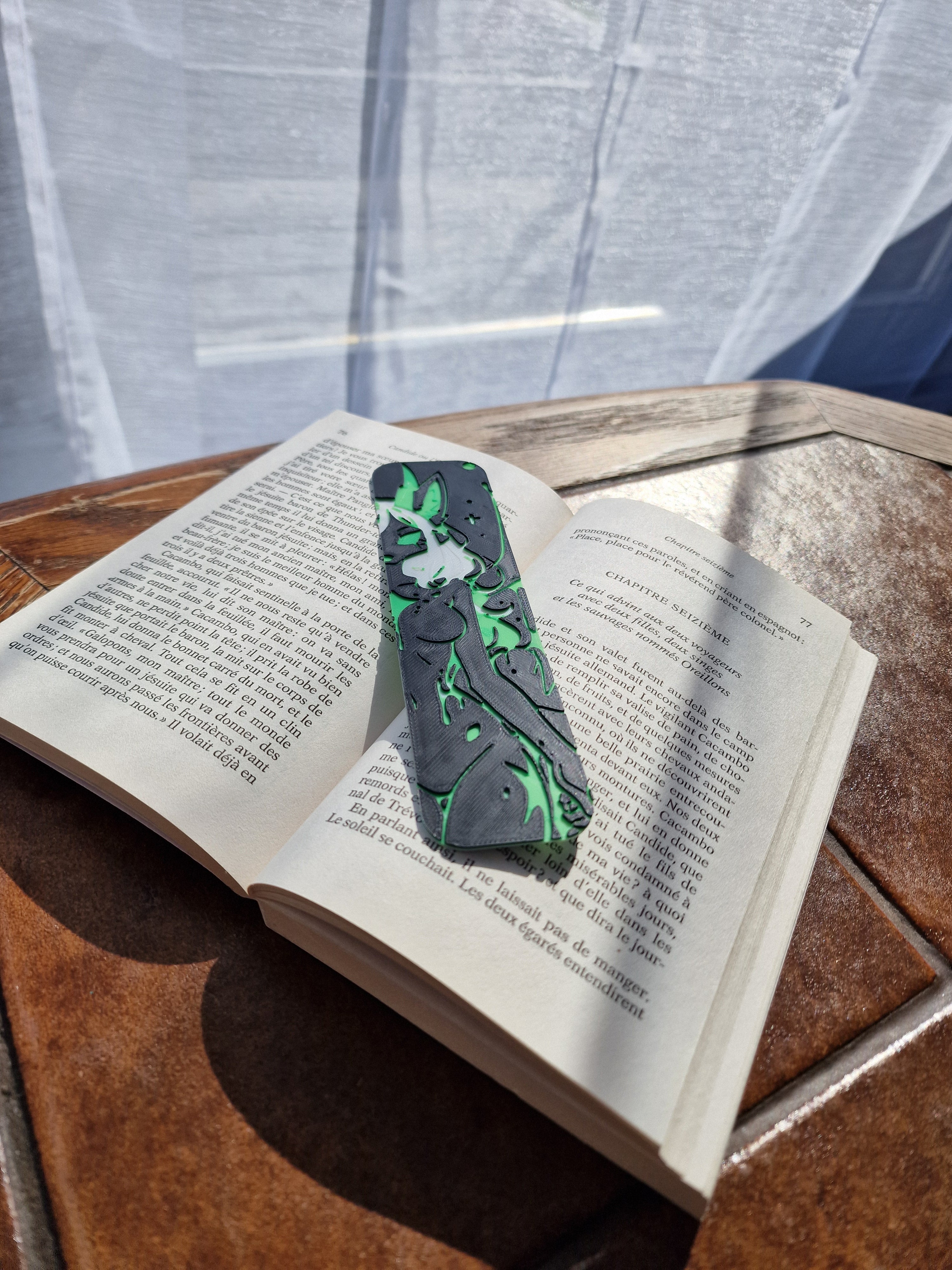 Marque-page furry renarde dragonne blanc vert noir – créature fantasy, signet original, cadeau lecteur, accessoire livre