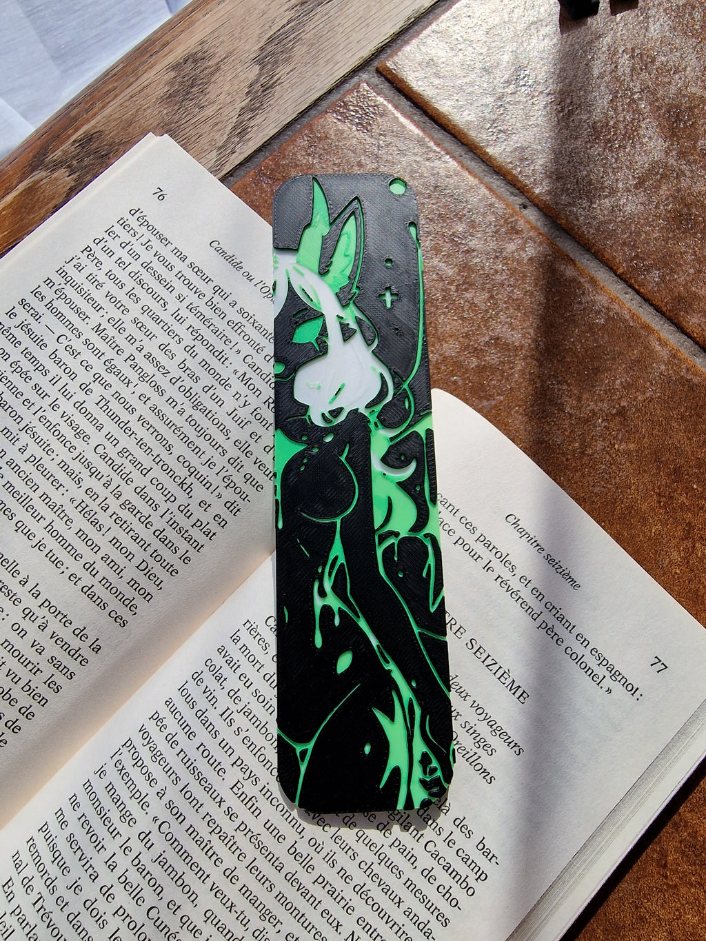 Marque-page furry renarde dragonne blanc vert noir – créature fantasy, signet original, cadeau lecteur, accessoire livre