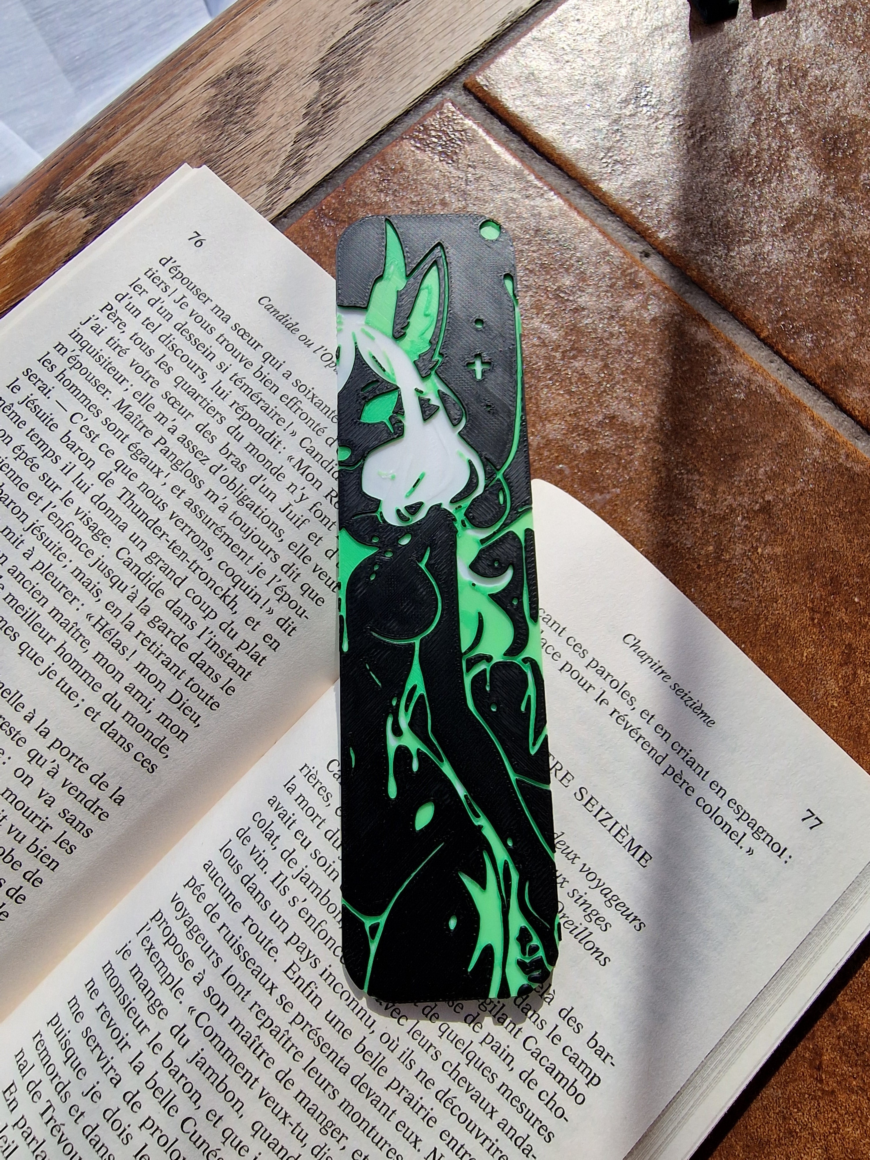 Marque-page furry renarde dragonne blanc vert noir – créature fantasy, signet original, cadeau lecteur, accessoire livre