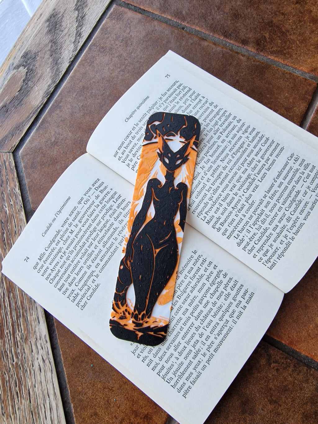 Marque-page furry dragonne blanc orange noir – créature fantasy, signet original, cadeau lecteur, accessoire livre