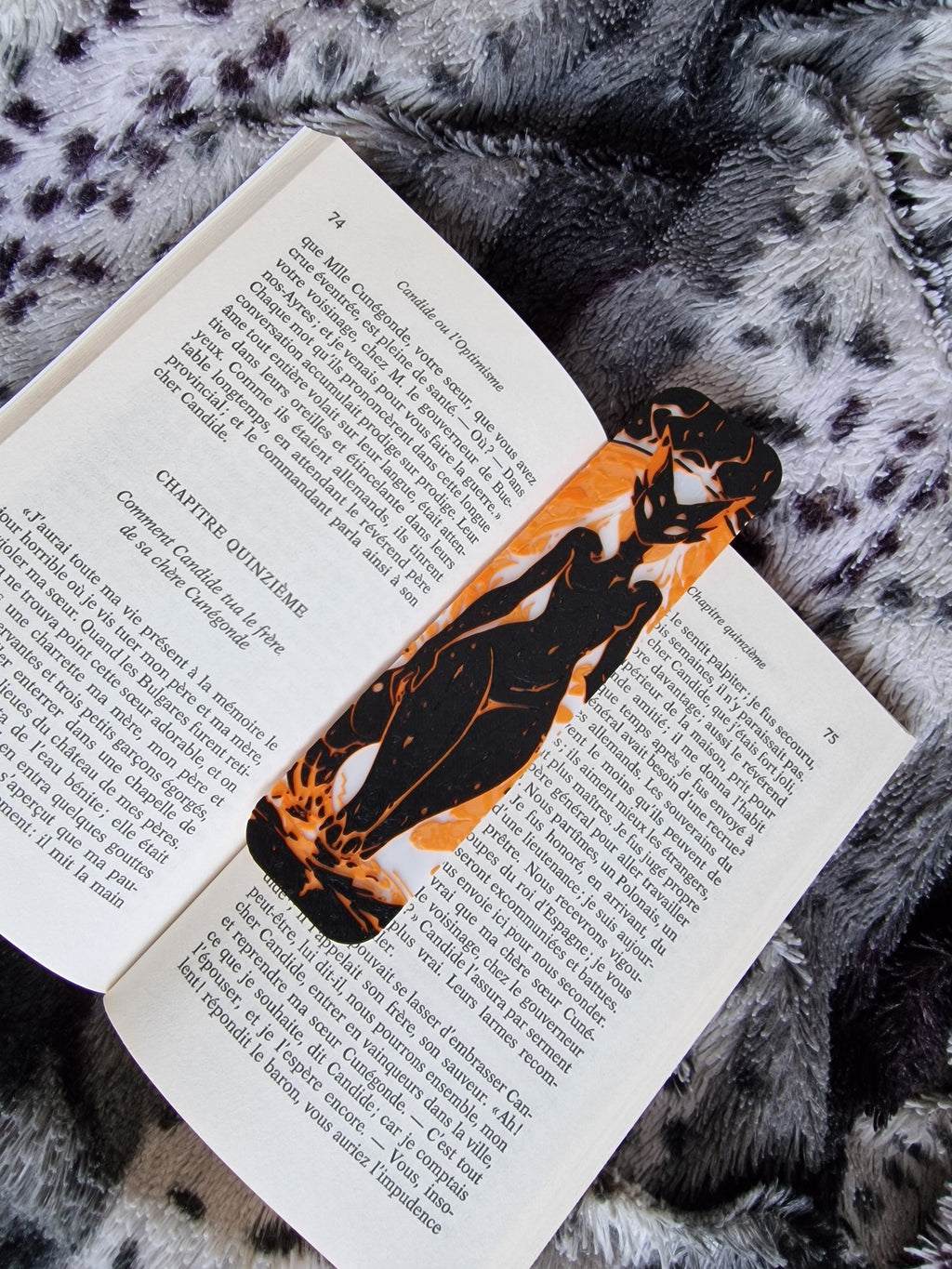 Marque-page furry dragonne blanc orange noir – créature fantasy, signet original, cadeau lecteur, accessoire livre