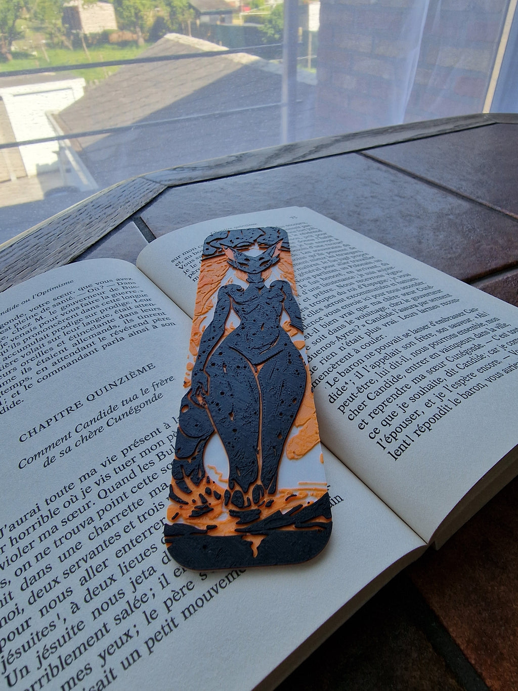 Marque-page furry dragonne blanc orange noir – créature fantasy, signet original, cadeau lecteur, accessoire livre