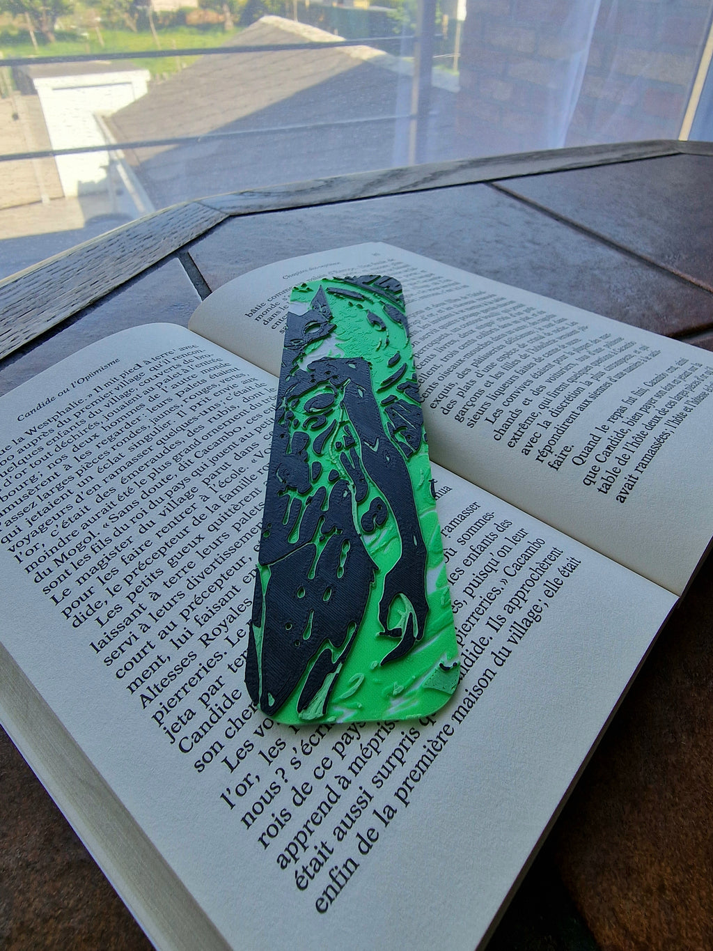 Marque-page furry loup blanc vert noir – créature fantasy, signet original, cadeau lecteur, accessoire livre