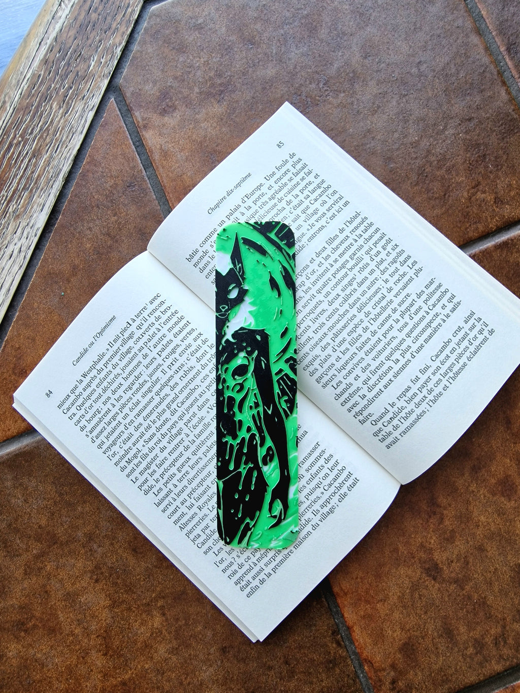 Marque-page furry loup blanc vert noir – créature fantasy, signet original, cadeau lecteur, accessoire livre