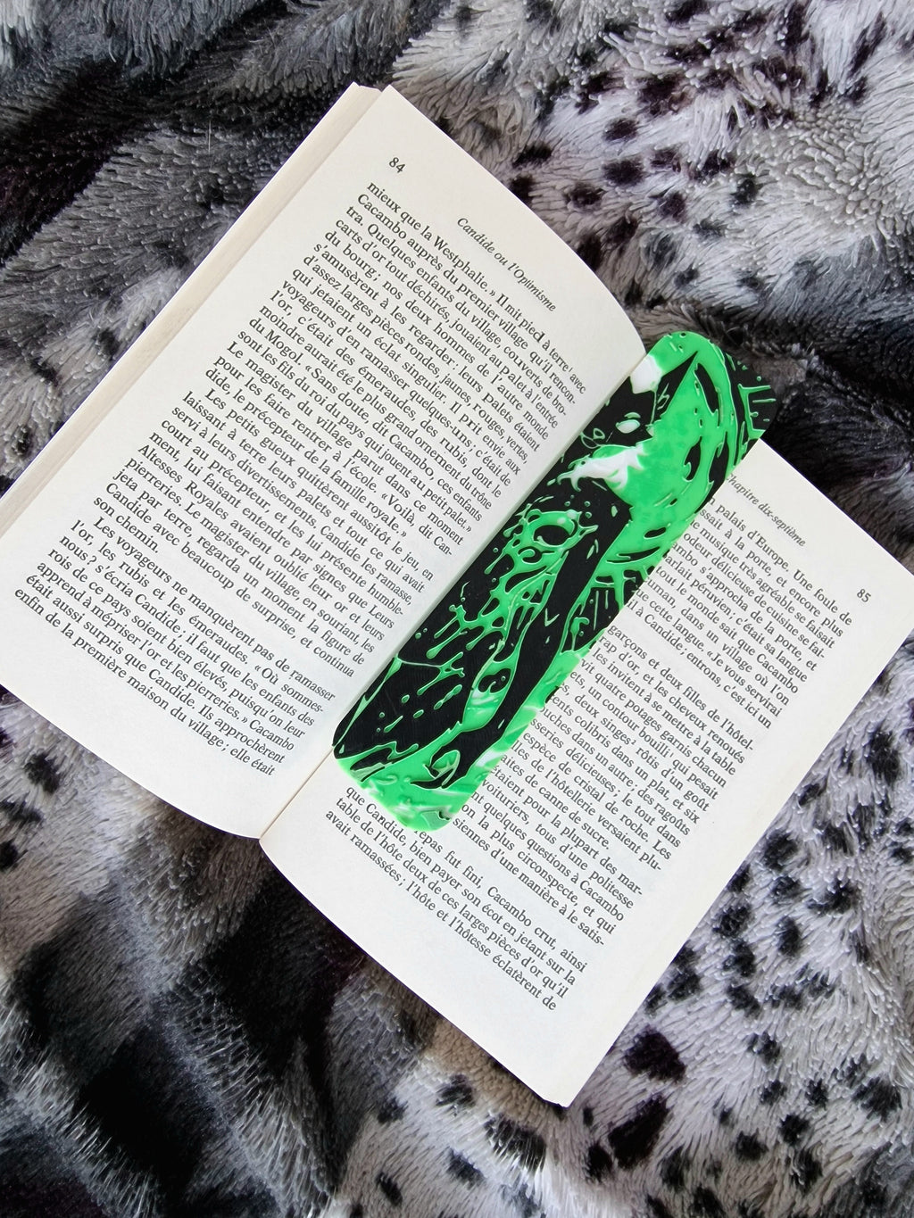 Marque-page furry loup blanc vert noir – créature fantasy, signet original, cadeau lecteur, accessoire livre