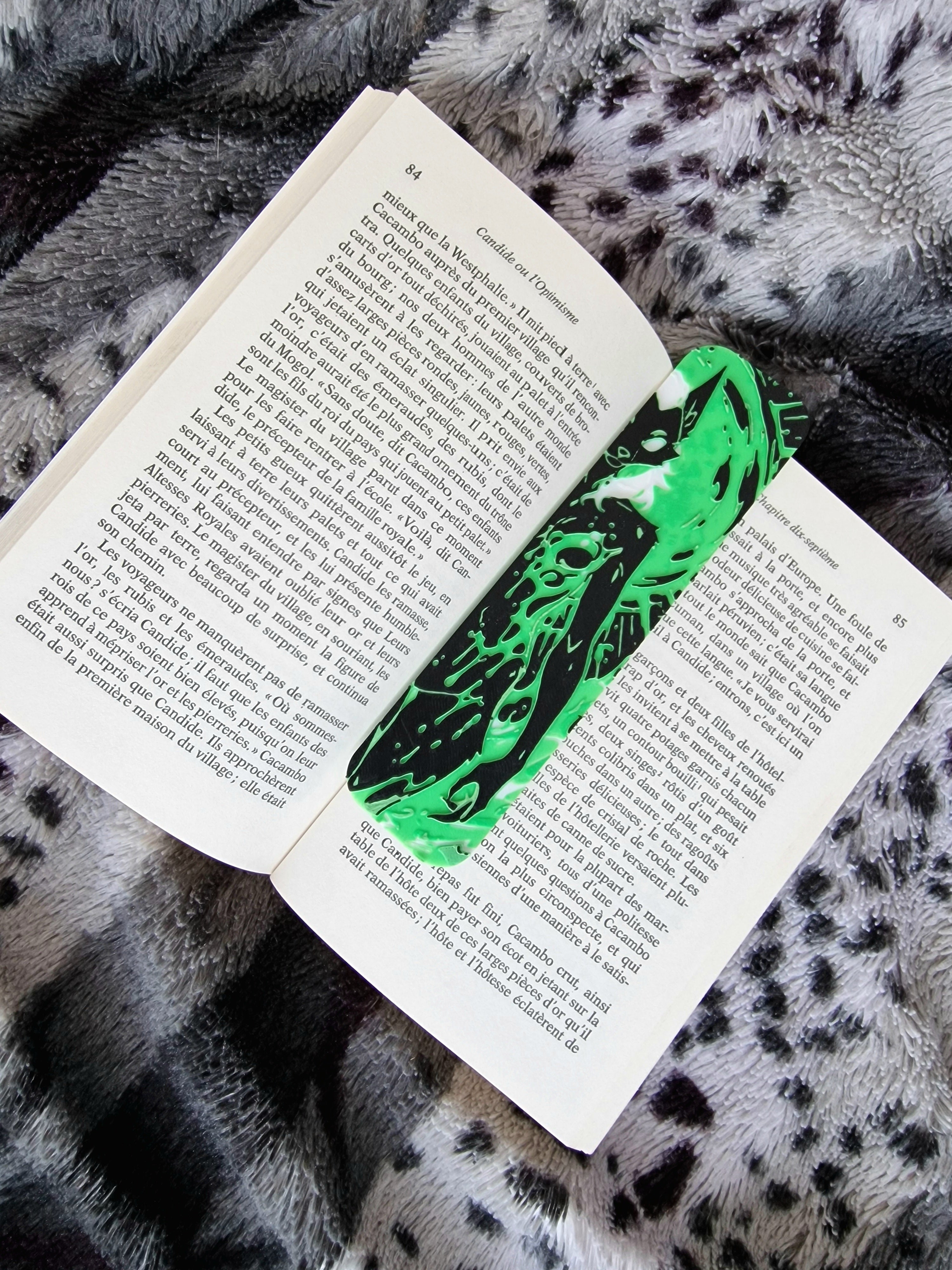 Marque-page furry loup blanc vert noir – créature fantasy, signet original, cadeau lecteur, accessoire livre