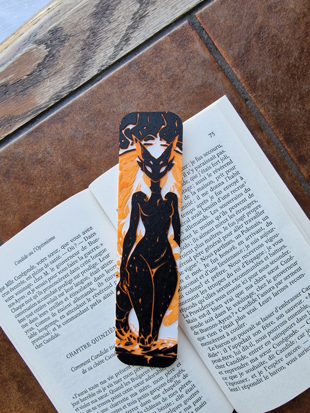 Marque-page furry dragonne blanc orange noir – créature fantasy, signet original, cadeau lecteur, accessoire livre