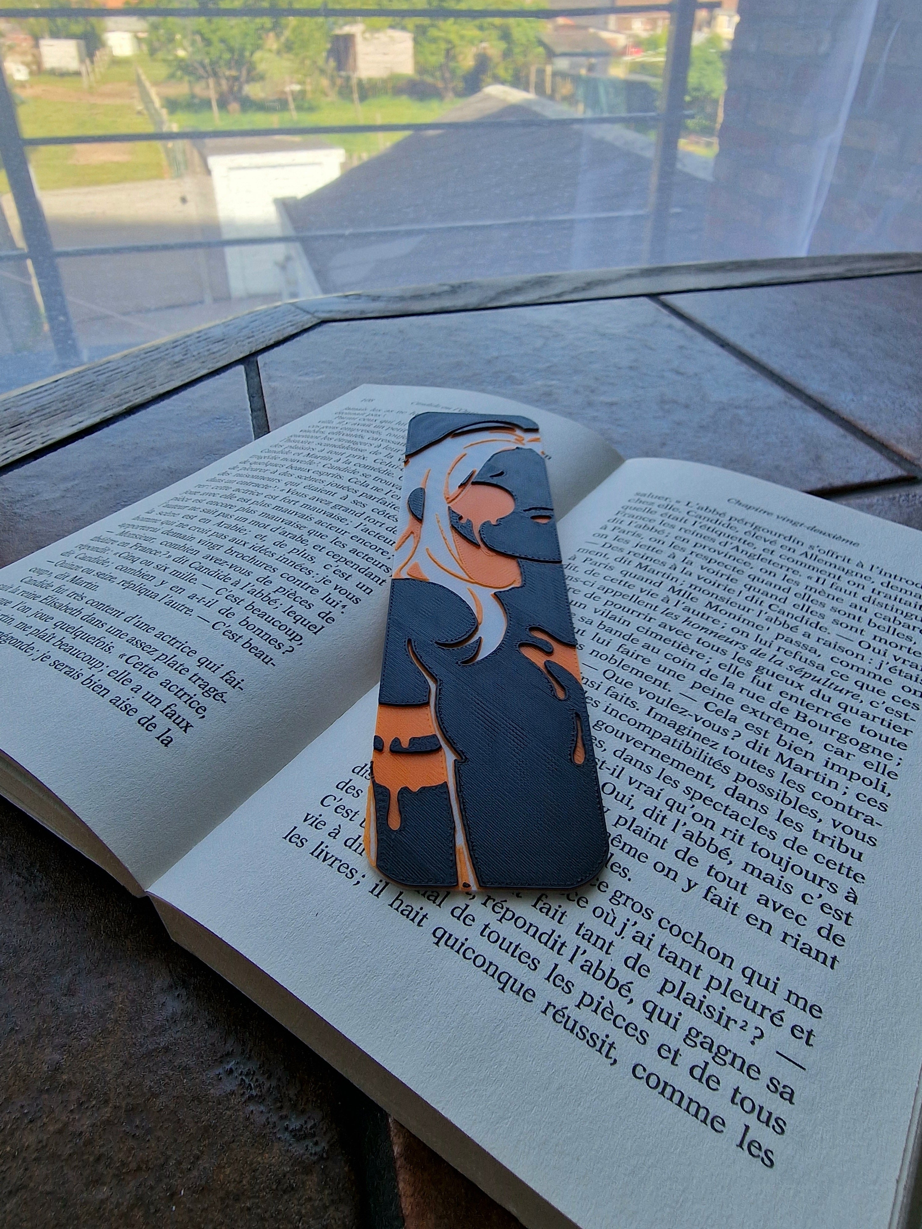 Marque-page furry silhouette en larmes blanc noir orange – créature fantasy, signet original, cadeau lecteur, accessoire livre