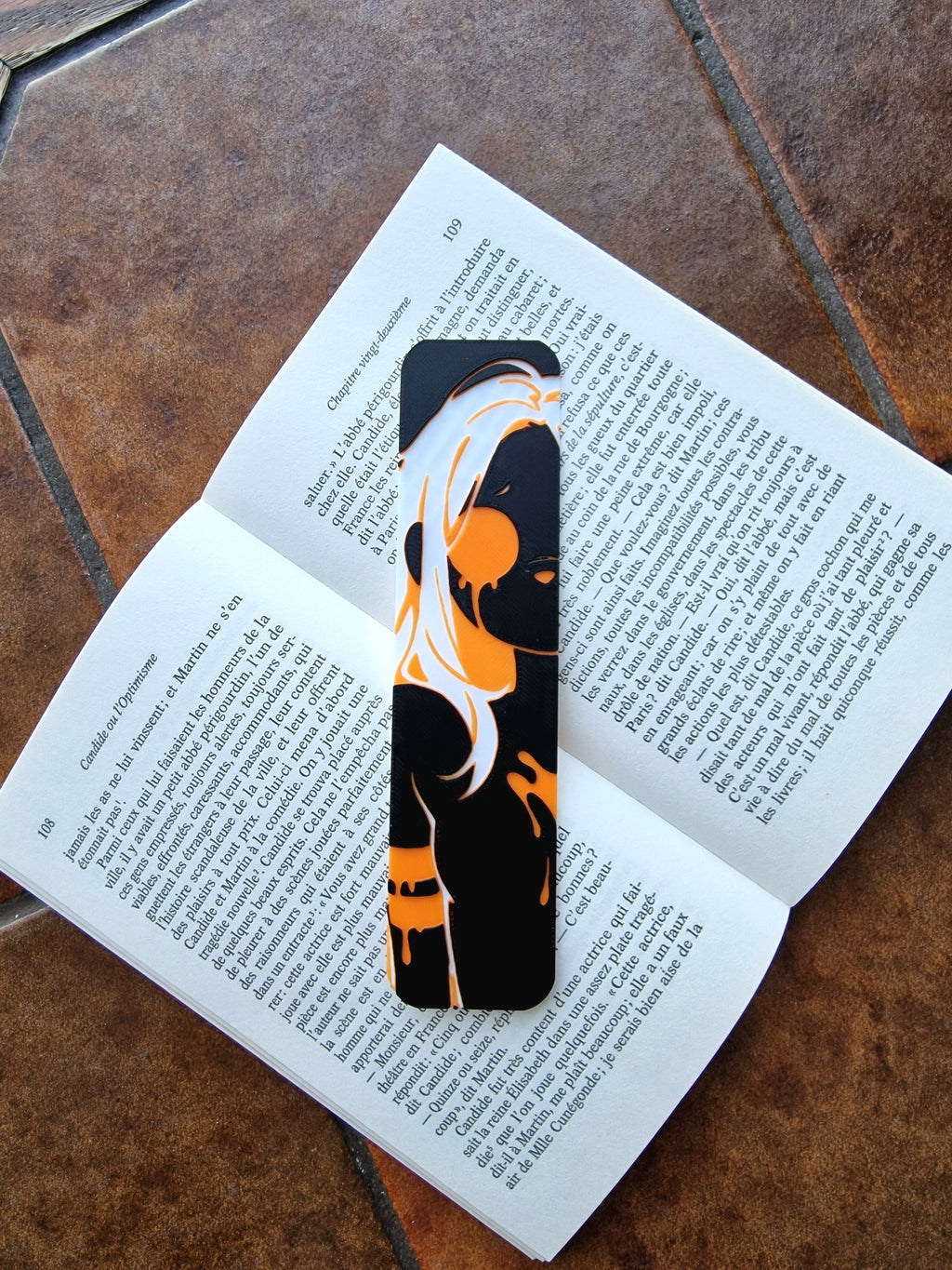 Marque-page furry silhouette en larmes blanc noir orange – créature fantasy, signet original, cadeau lecteur, accessoire livre