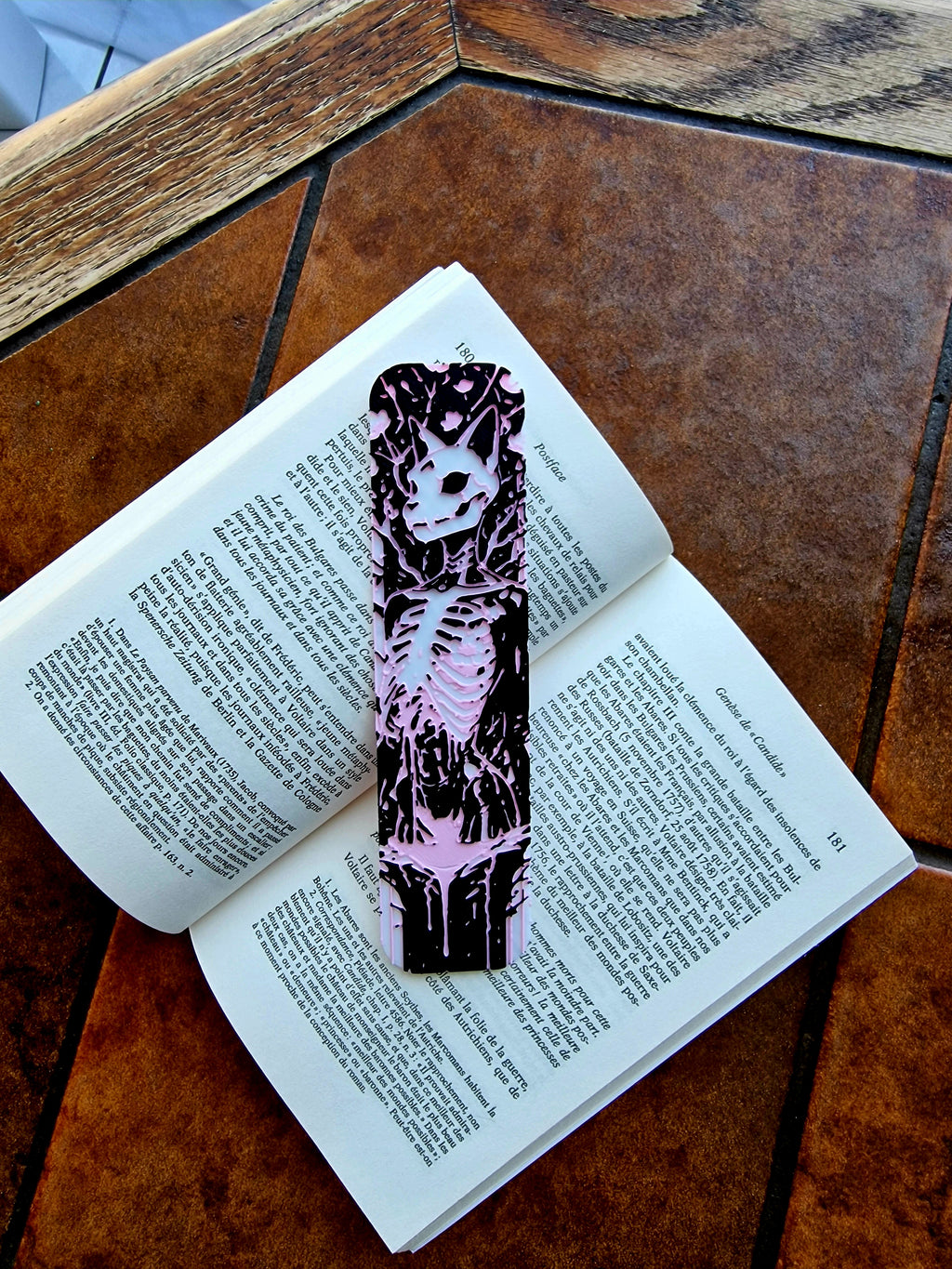 Marque-page furry squelette félin rose et magenta noir blanc – créature fantasy, signet original, cadeau lecteur, accessoire livre