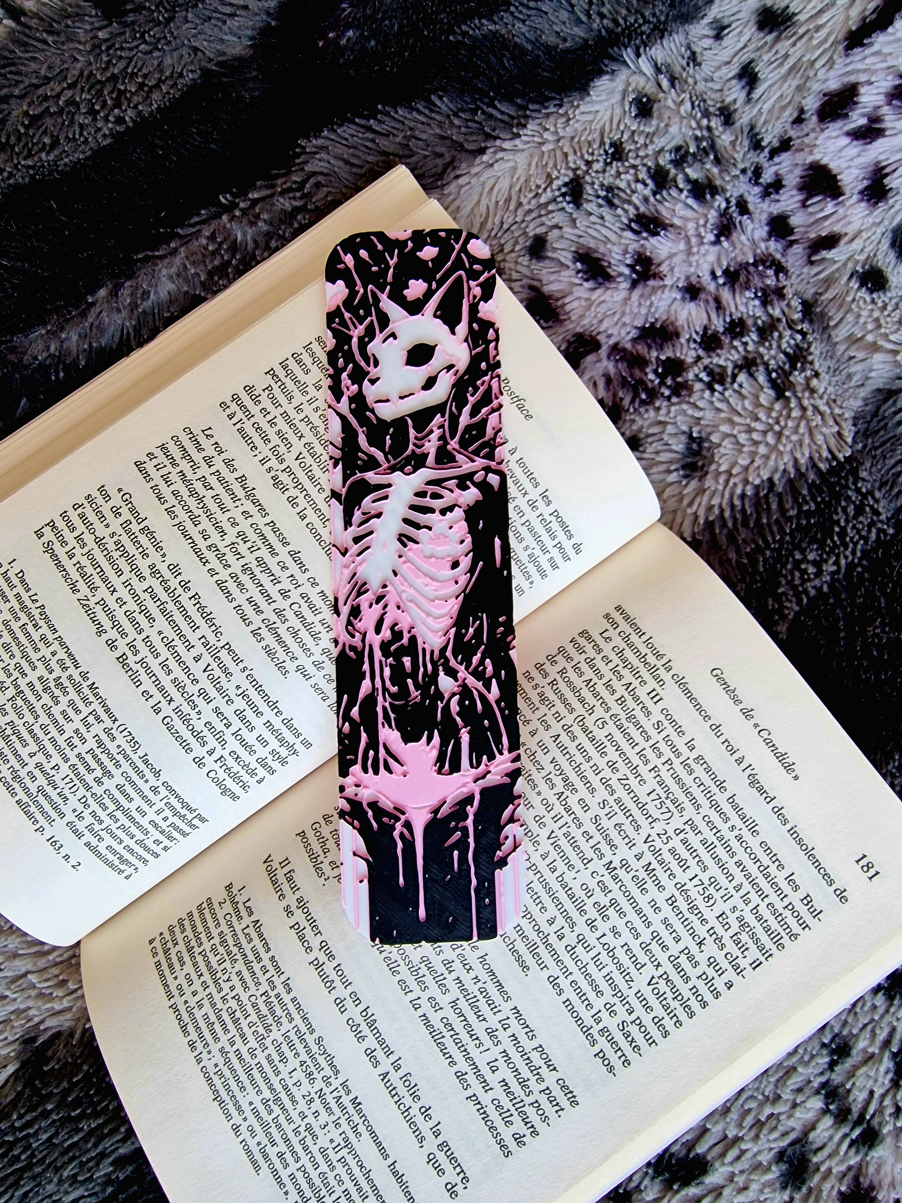Marque-page furry squelette félin rose et magenta noir blanc – créature fantasy, signet original, cadeau lecteur, accessoire livre