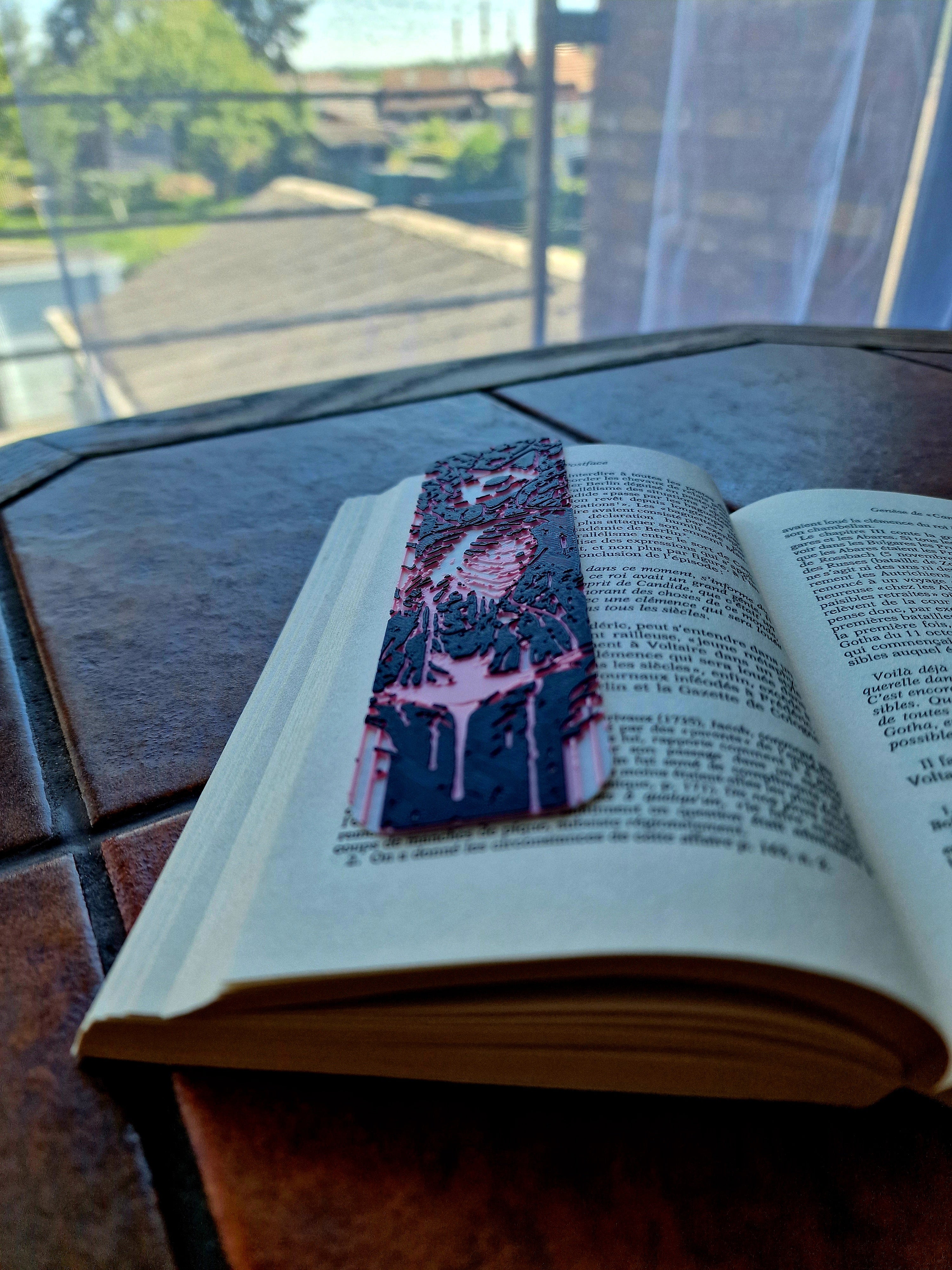 Marque-page furry squelette félin rose et magenta noir blanc – créature fantasy, signet original, cadeau lecteur, accessoire livre