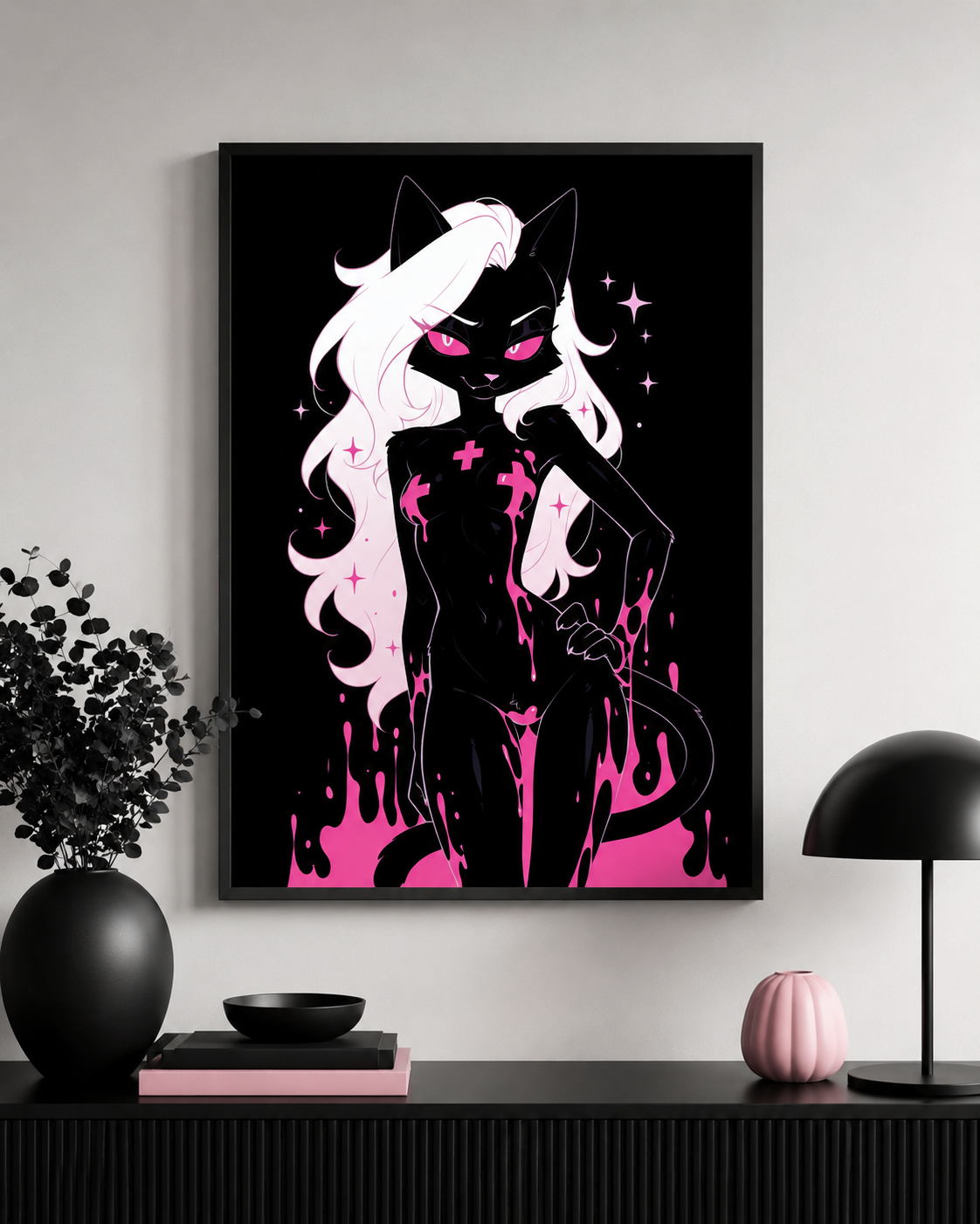 Poster dark fantasy Belladone, chatte anthropomorphe noire, main sur la hanche, trois croix roses sur la poitrine