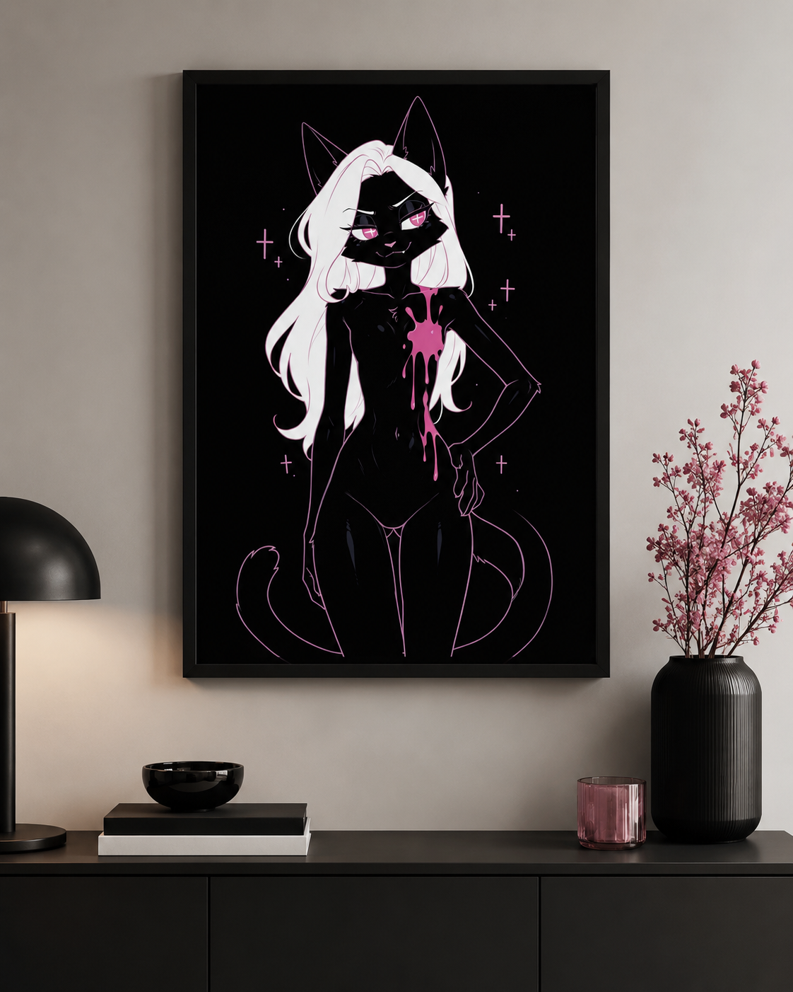 Poster dark fantasy Belladone, chatte anthropomorphe noire, pupilles en forme de croix rose, sourire en coin
