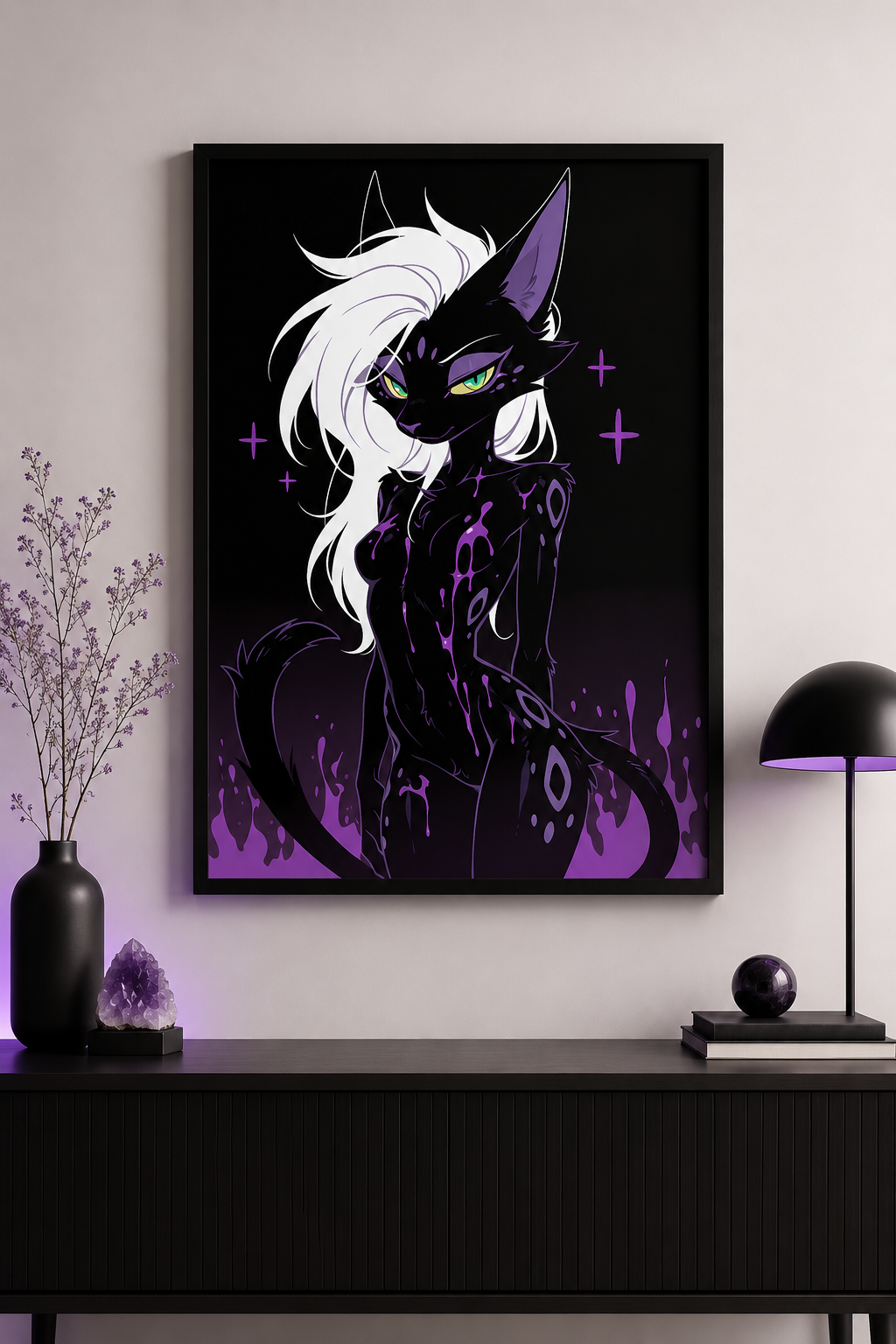Poster dark fantasy Astréa, panthère anthropomorphe noire à l'oreille violette asymétrique et au regard direct