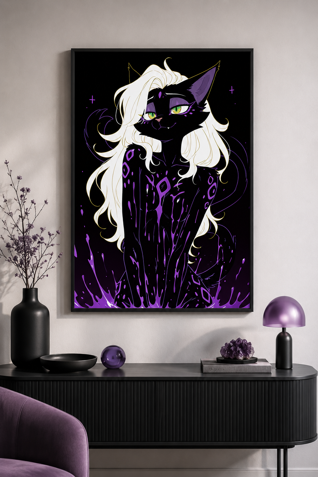 Poster dark fantasy Astréa, panthère anthropomorphe noire aux oreilles violettes bordées d'or, sourire affirmé