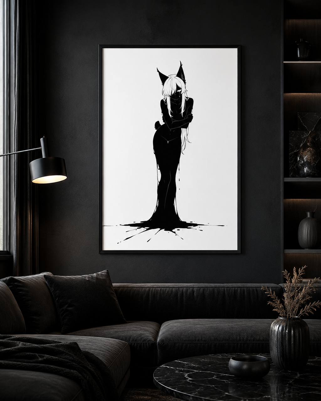 Affiche dark fantasy Lucidia, lynx anthropomorphe noir et blanc, penchée, bras croisés, encre éclaboussée au sol, collection Les silences qu'on porte