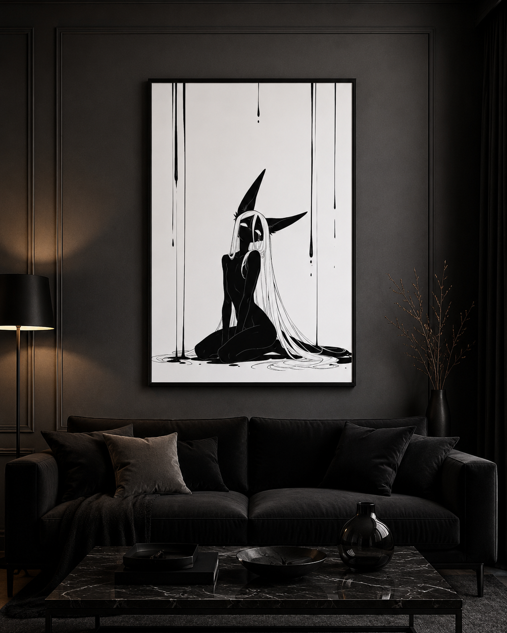 Affiche dark fantasy Limène, chacal anthropomorphe noir et blanc, agenouillée de dos sous des rideaux d'encre