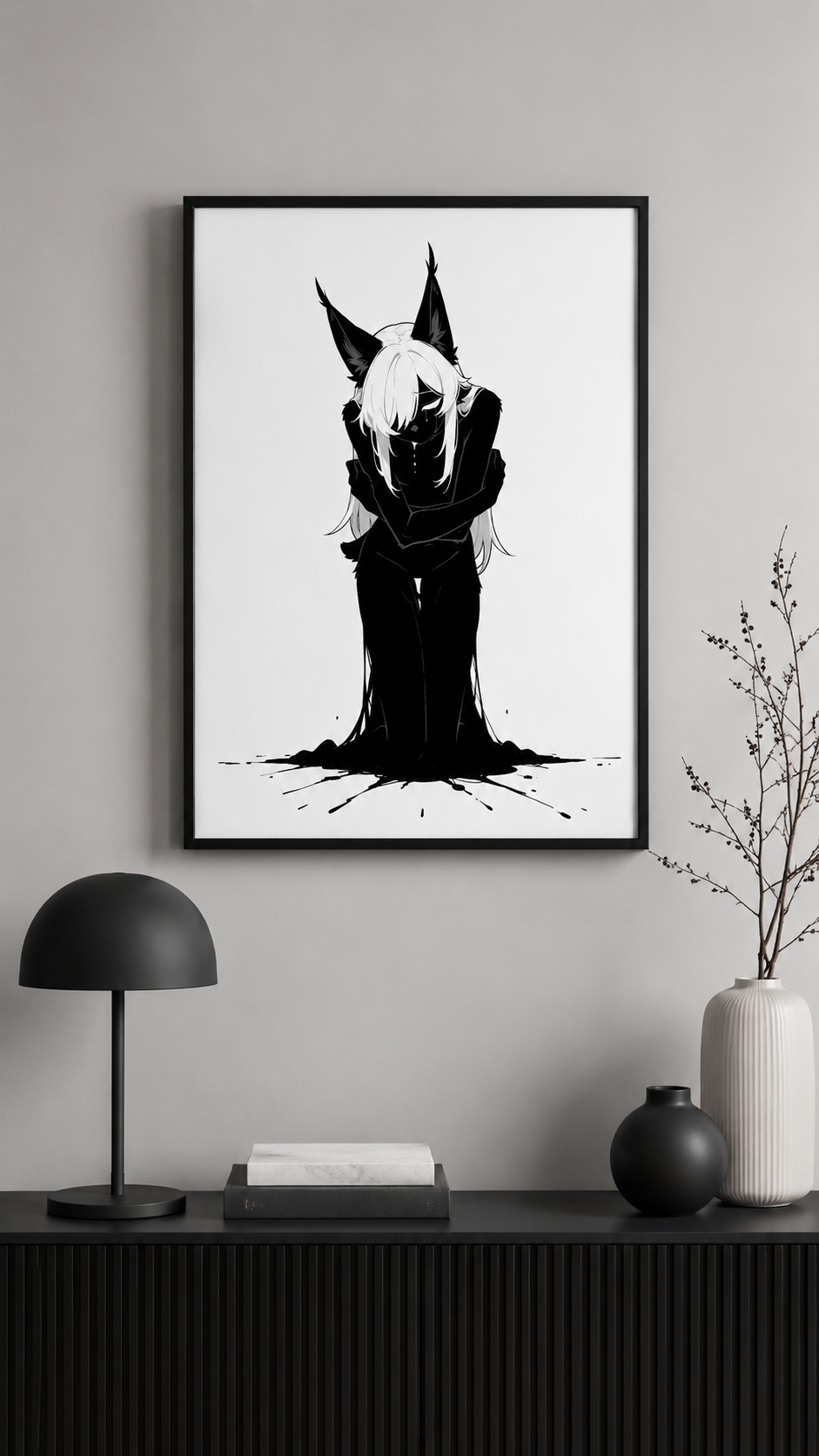 Affiche dark fantasy Lucidia, lynx anthropomorphe noir et blanc, bras croisés sur elle-même sous des oreilles dressées, collection Les silences qu'on porte