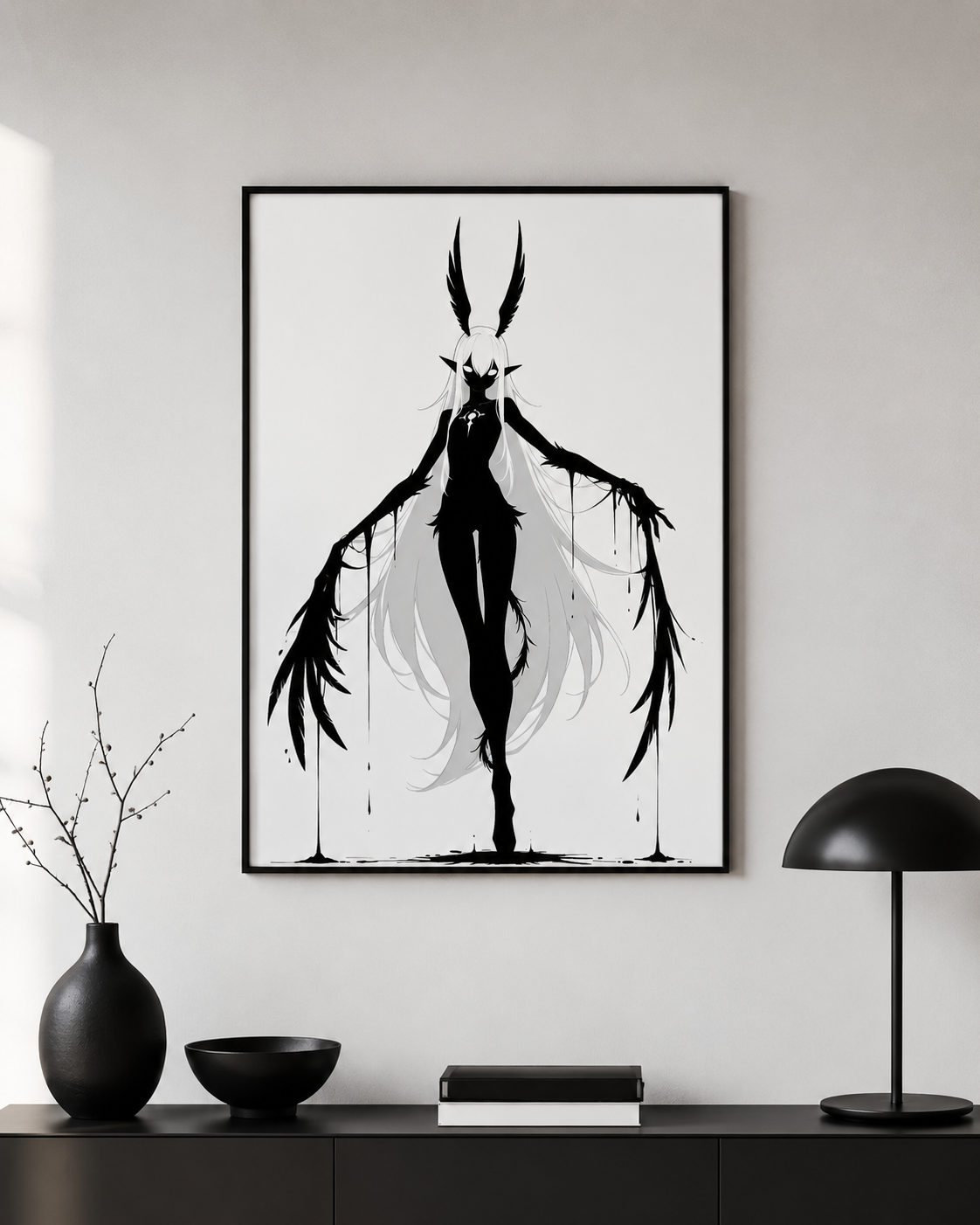 Affiche dark fantasy Tairie, corbeau anthropomorphe noir et blanc, bras grands ouverts en plumes dégoulinantes, collection Les silences qu'on porte