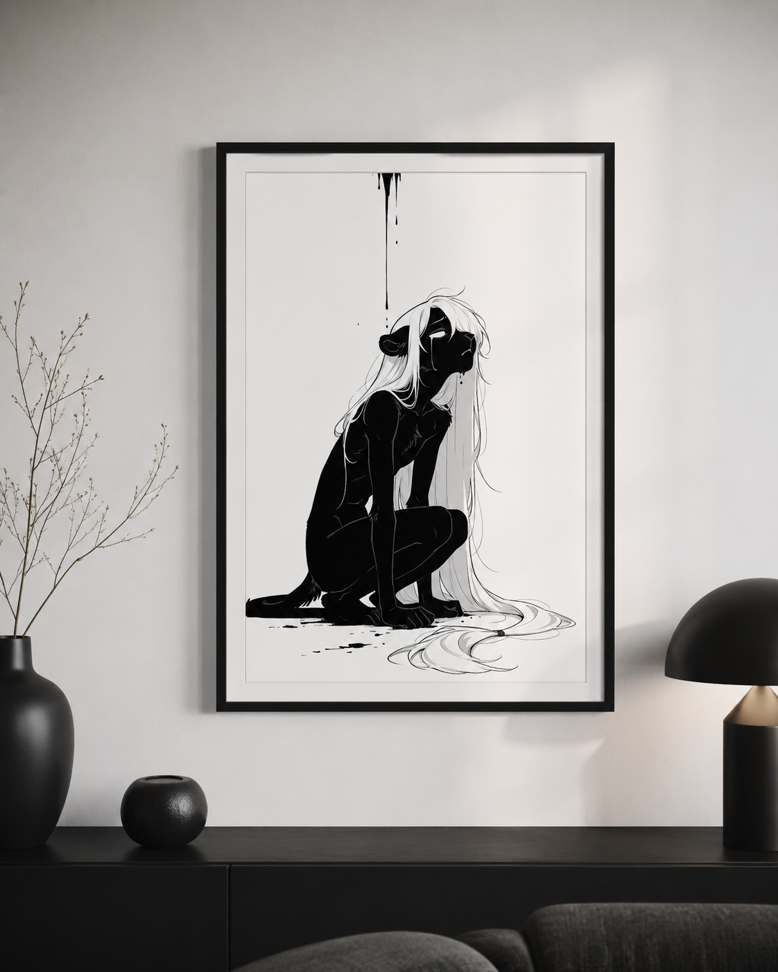Affiche dark fantasy Ternelle, lionne anthropomorphe noir et blanc de profil accroupie, larme au menton, queue nouée d'un lien, collection Les silences qu'on porte