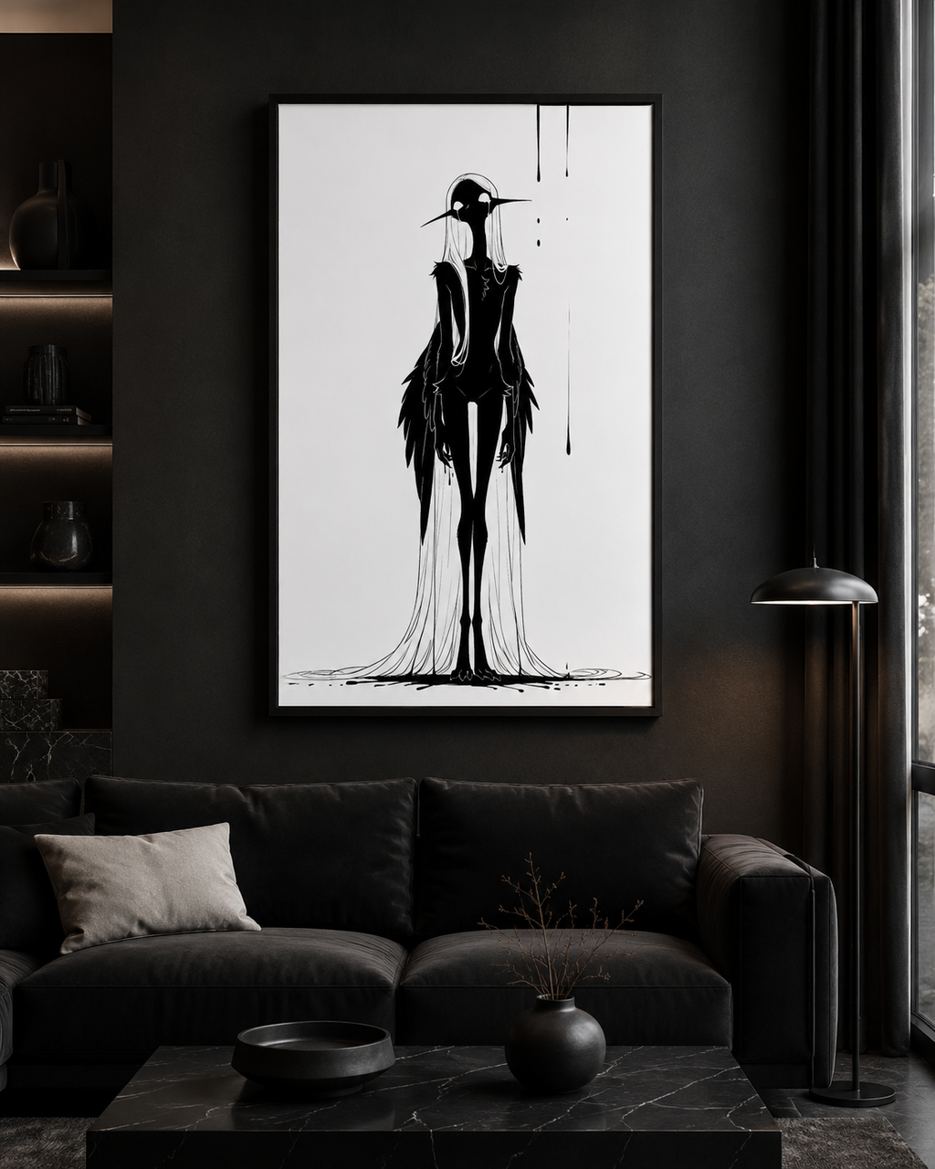 Affiche dark fantasy Attendrie, grue anthropomorphe noir et blanc debout de face visage dédoublé, manteau de plumes sombres, pluie d'encre, collection Les silences qu'on porte
