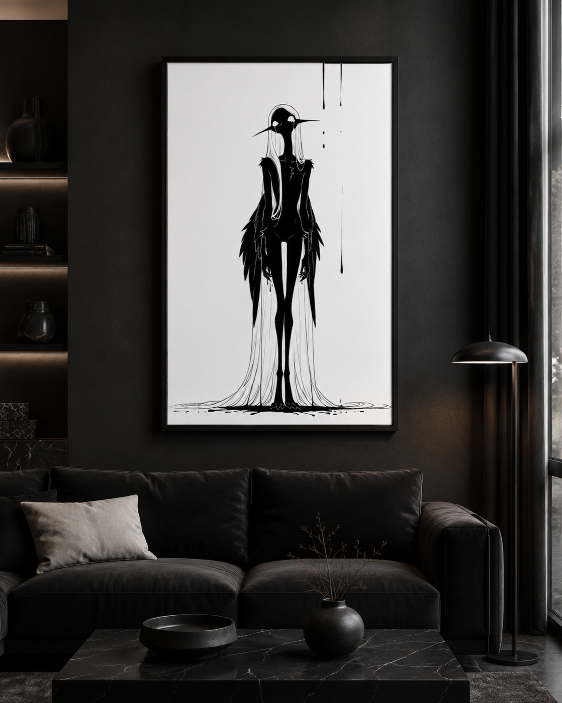 Affiche dark fantasy Attendrie, grue anthropomorphe noir et blanc debout de face visage dédoublé, manteau de plumes sombres, pluie d'encre, collection Les silences qu'on porte