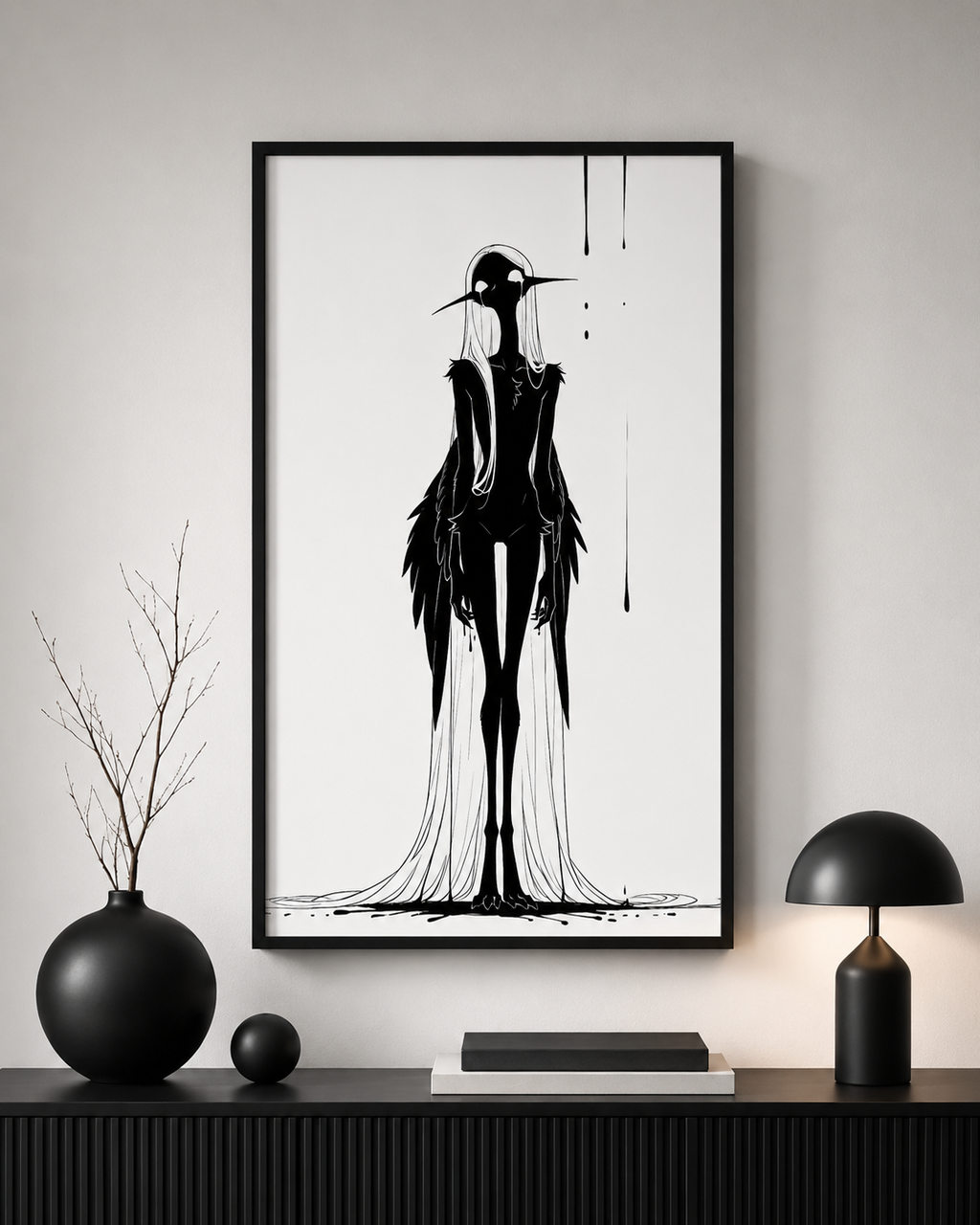 Affiche dark fantasy Attendrie, grue anthropomorphe noir et blanc debout de face visage dédoublé, manteau de plumes sombres, pluie d'encre, collection Les silences qu'on porte
