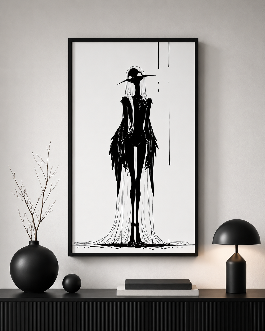 Affiche dark fantasy Attendrie, grue anthropomorphe noir et blanc debout de face visage dédoublé, manteau de plumes sombres, pluie d'encre, collection Les silences qu'on porte