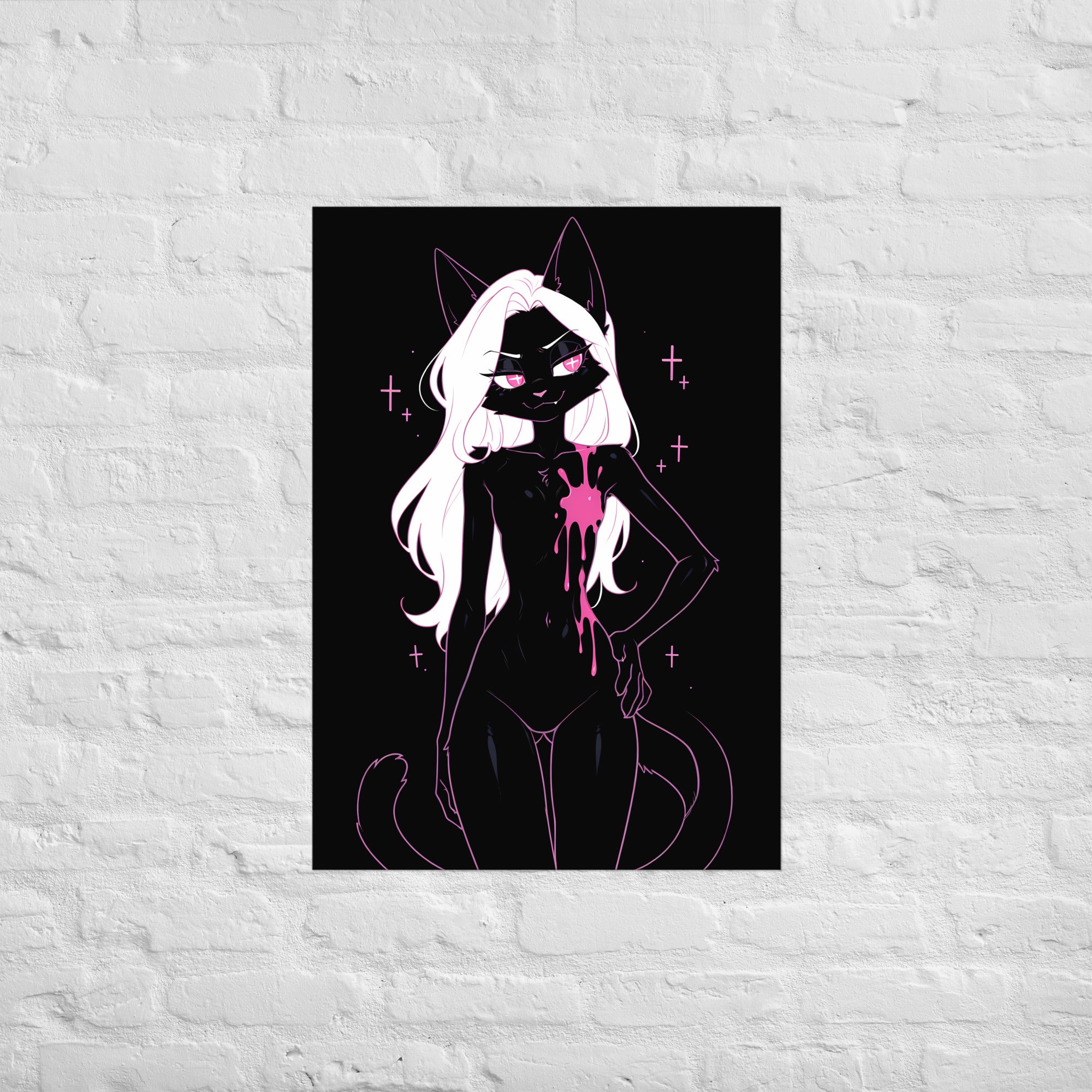 Poster dark fantasy Belladone, chatte anthropomorphe noire, pupilles en forme de croix rose, sourire en coin – affiche encadrée au format A1