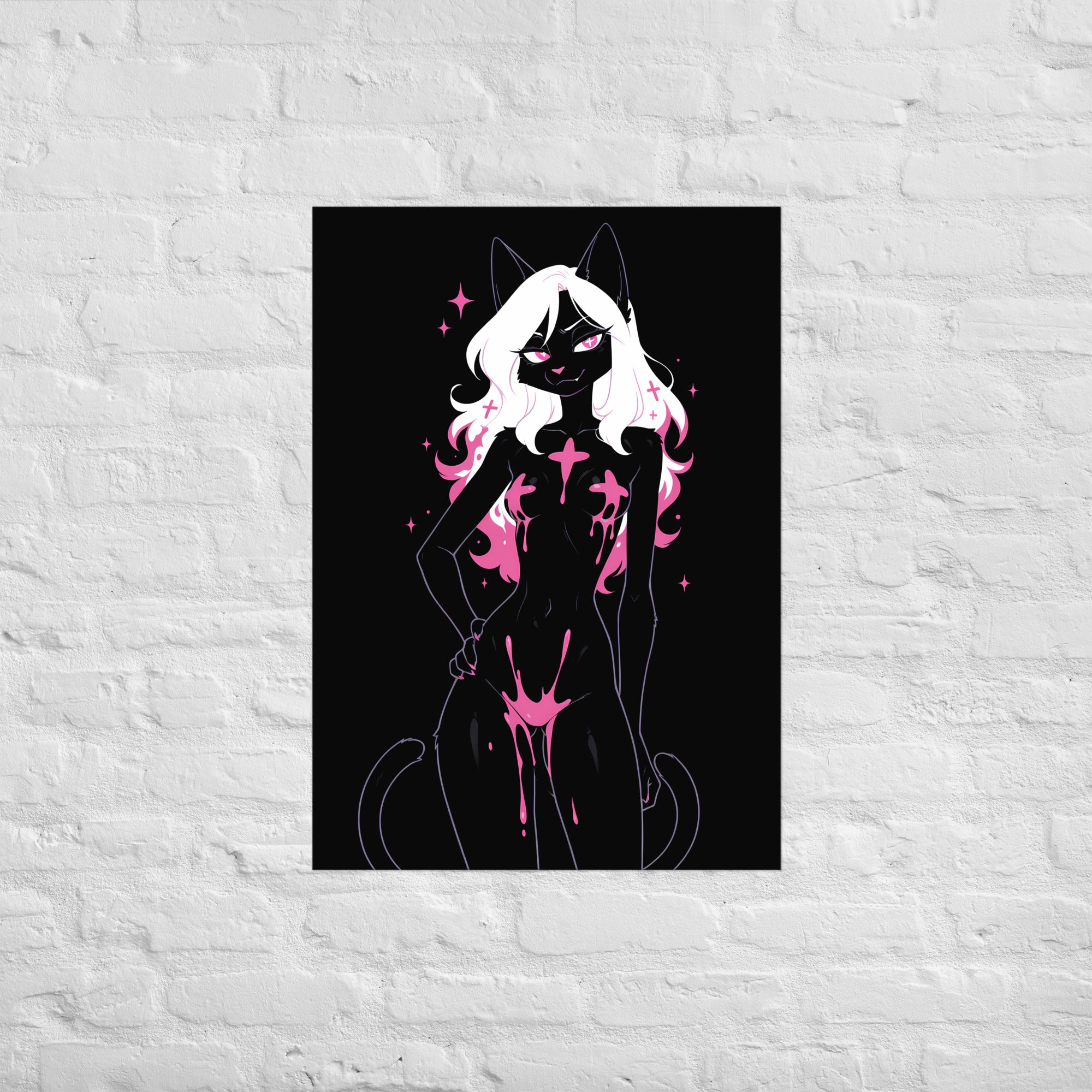 Poster dark fantasy Belladone, chatte anthropomorphe noire, petite croix sur la joue, poison rose aux hanches – affiche encadrée au format A1