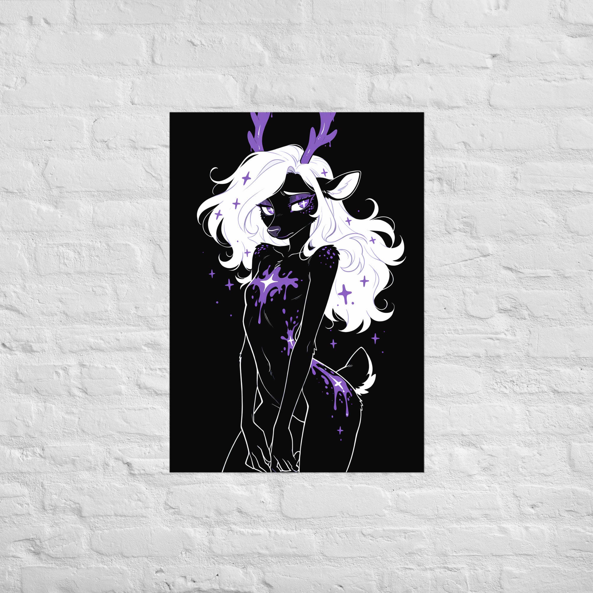 Poster dark fantasy Améthia, biche anthropomorphe noire, bois ruisselants de poison violet, éclaboussure étoilée – affiche encadrée au format A1