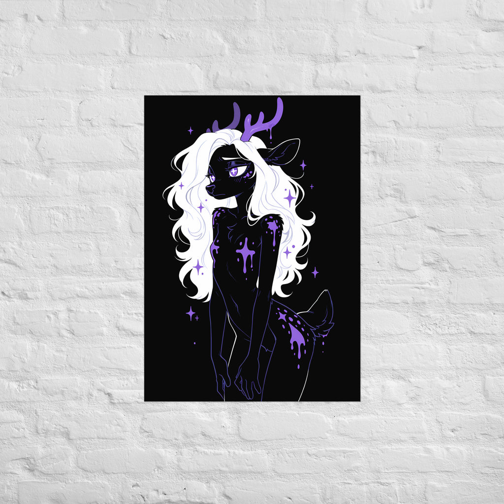 Poster dark fantasy Améthia, biche anthropomorphe noire de profil, taches de faon violettes sur la hanche – affiche encadrée au format A1