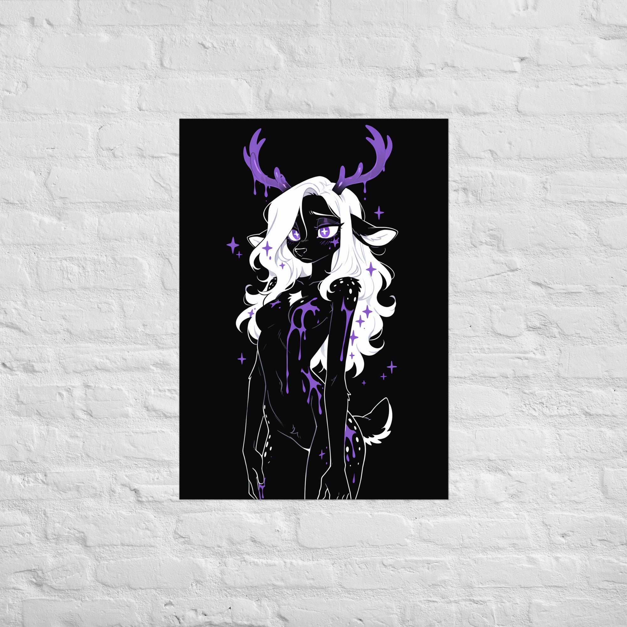 Poster dark fantasy Améthia, biche anthropomorphe noire, bras levé, goutte de poison violet suspendue aux doigts – affiche encadrée au format A1
