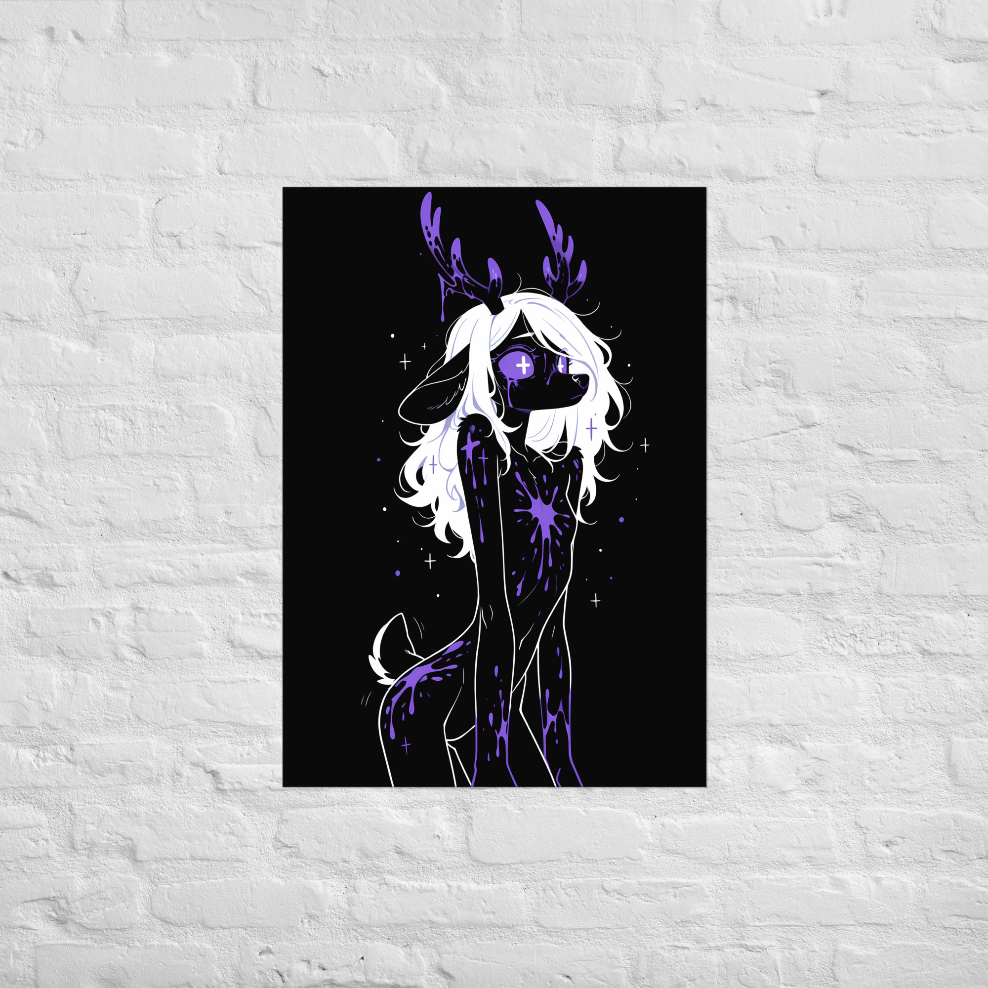Poster dark fantasy Améthia, biche anthropomorphe noire, œil cristallisé en bille violette barrée d'une croix – affiche encadrée au format A1
