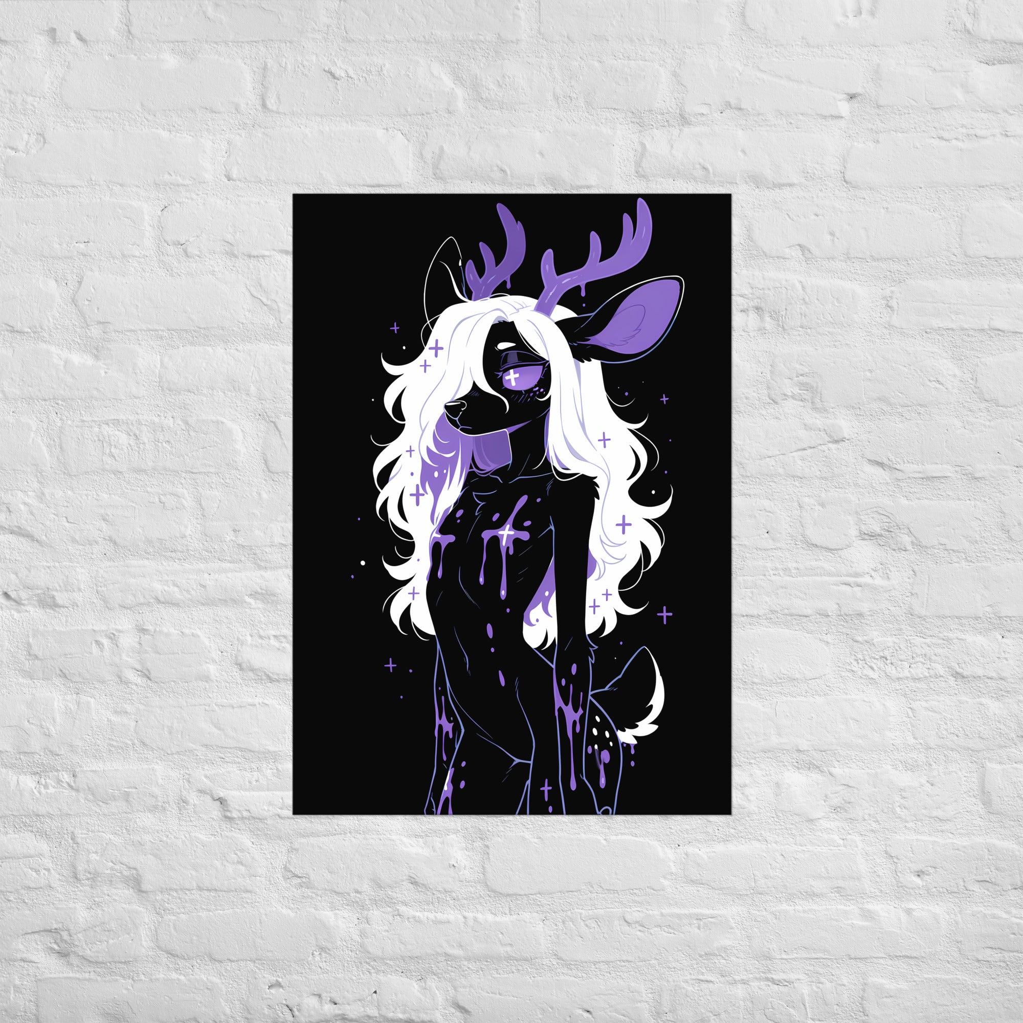 Poster dark fantasy Améthia, biche anthropomorphe noire, oreille teintée de violet profond, main à la gorge – affiche encadrée au format A1