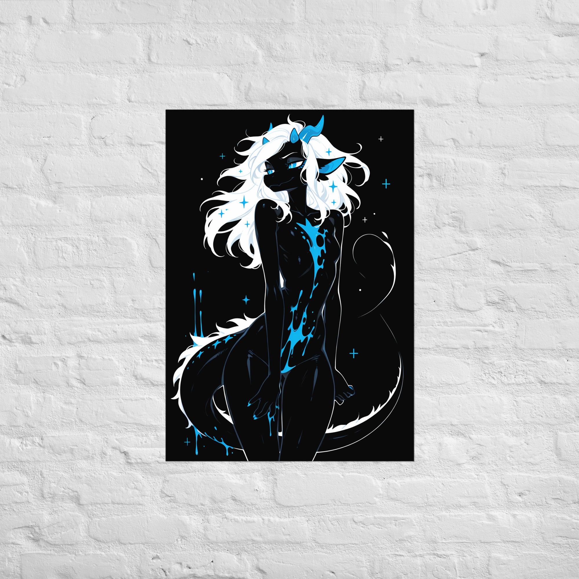 Poster dark fantasy Azuréa, dragonne anthropomorphe noire, petites cornes bleues, queue enroulée, givre liquide – affiche encadrée au format A1