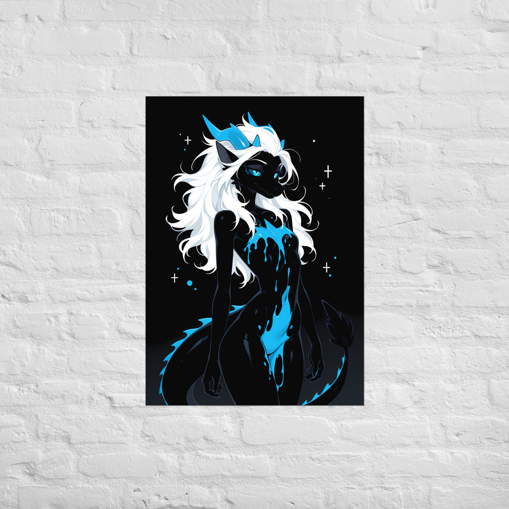 Poster dark fantasy Azuréa, dragonne anthropomorphe noire au museau reptilien, queue à crête bleue enroulée devant elle – affiche encadrée au format A1