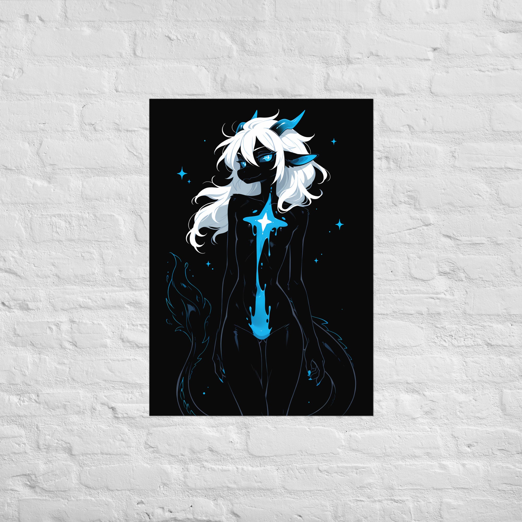 Poster dark fantasy Azuréa, dragonne anthropomorphe noire, volute de glace bleue, trait de poison net sur le ventre – affiche encadrée au format A1