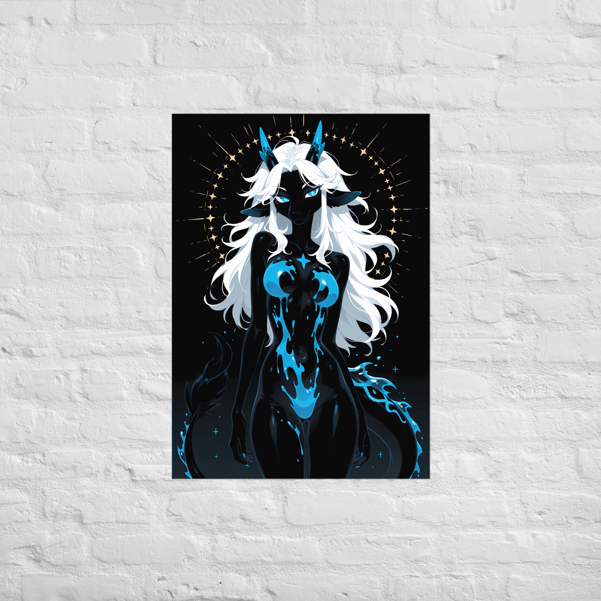 Poster dark fantasy Azuréa, dragonne anthropomorphe noire, couronne d'étoiles dorées, queue à motifs de flammes bleues – affiche encadrée au format A1