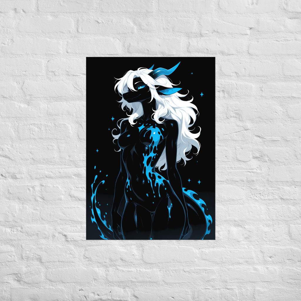Poster dark fantasy Azuréa, dragonne anthropomorphe noire, menton relevé, vagues d'eau bleue jaillissant autour d'elle – affiche encadrée au format A1