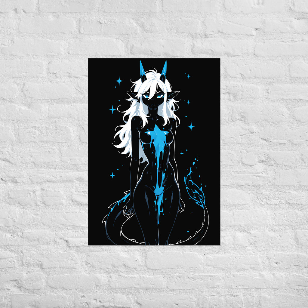 Poster dark fantasy Azuréa, dragonne anthropomorphe noire accroupie, longue traînée d'étoile bleue sur la poitrine – affiche encadrée au format A1
