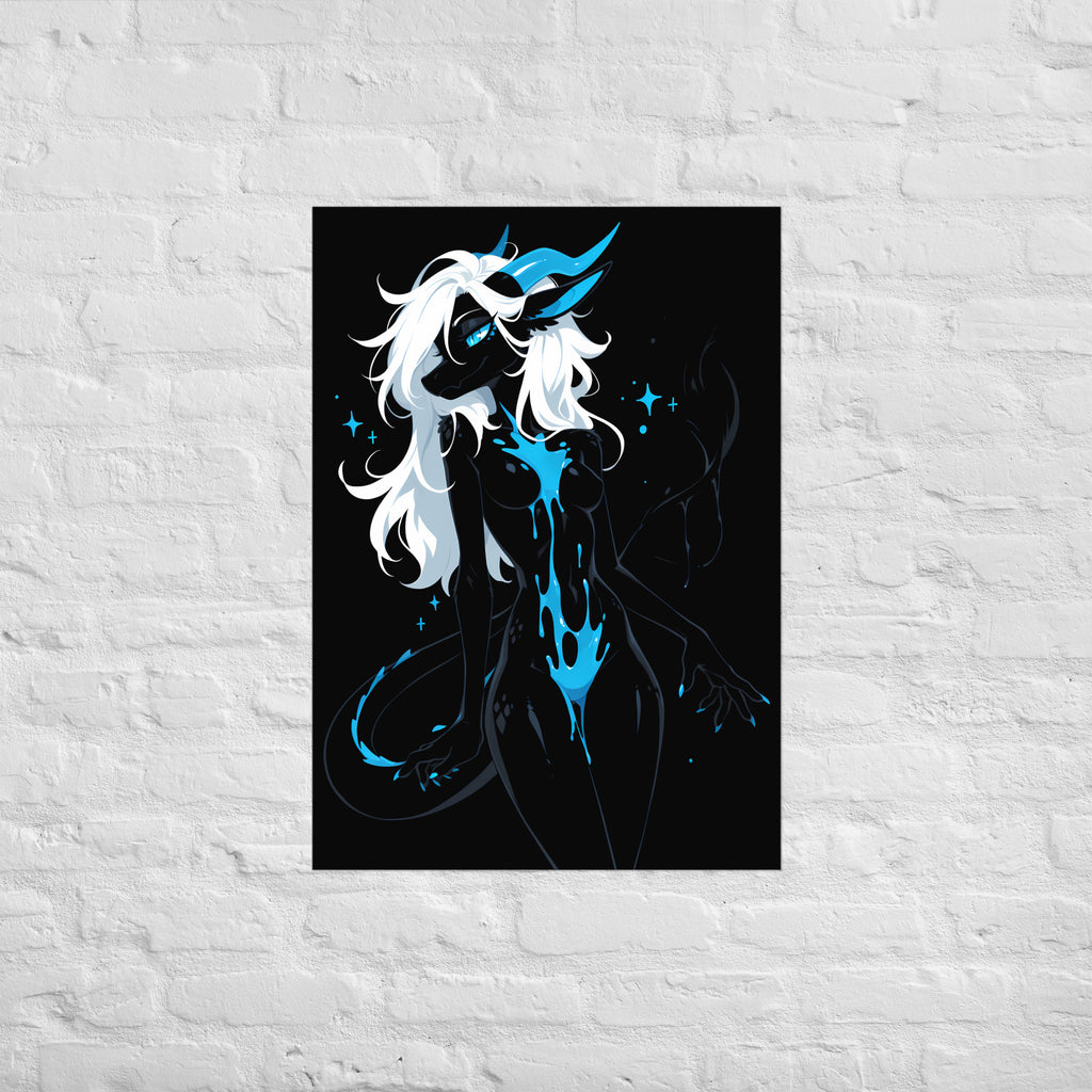 Poster dark fantasy Azuréa, dragonne anthropomorphe noire, ailes translucides, écailles en losange sur la hanche – affiche encadrée au format A1