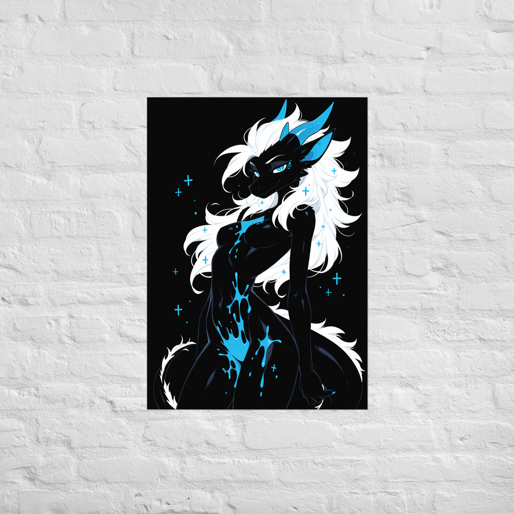 Poster dark fantasy Azuréa, dragonne anthropomorphe noire, sourire carnassier, croix bleues, poison sur l'épaule et la hanche – affiche encadrée au format A1