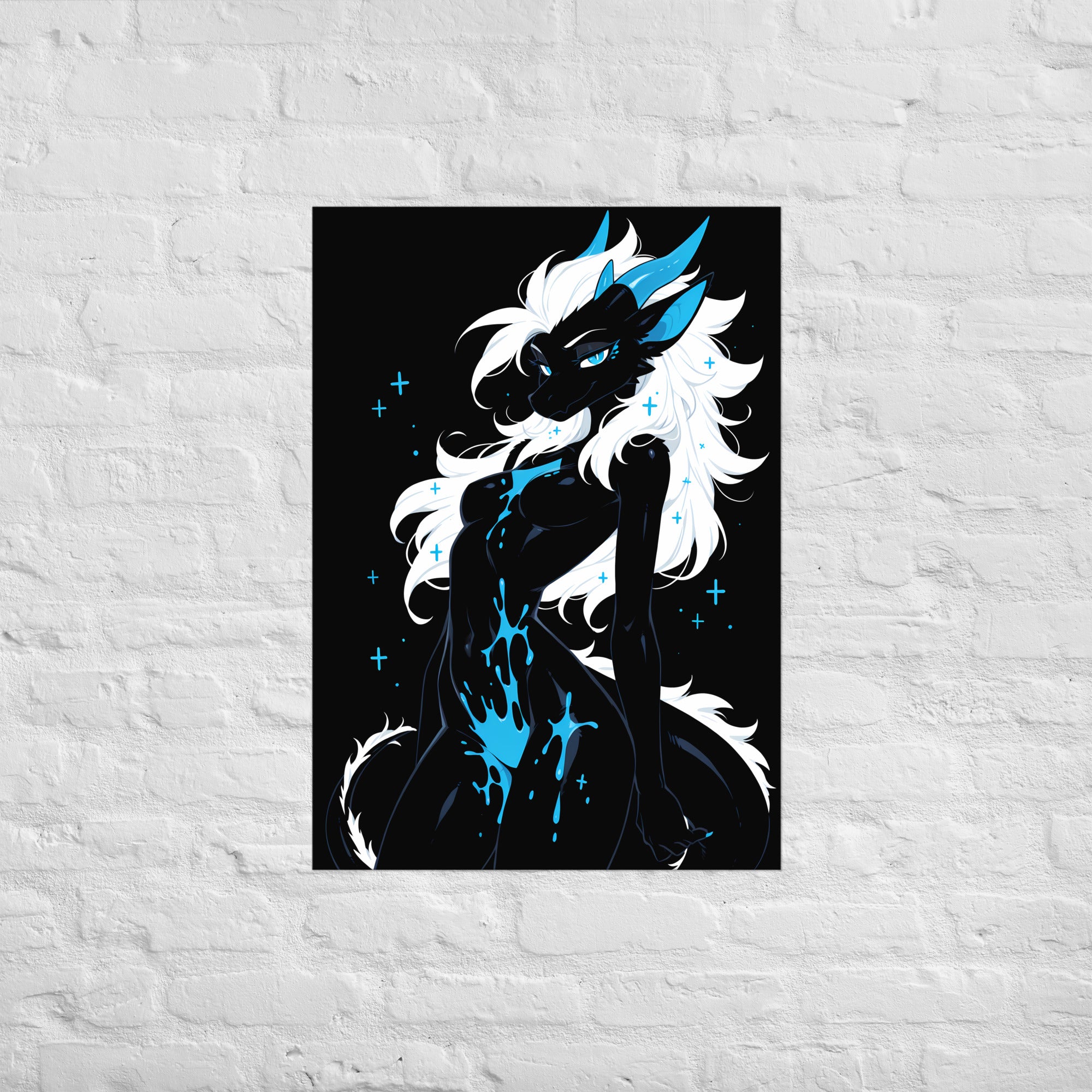 Poster dark fantasy Azuréa, dragonne anthropomorphe noire, sourire carnassier, croix bleues, poison sur l'épaule et la hanche – affiche encadrée au format A1