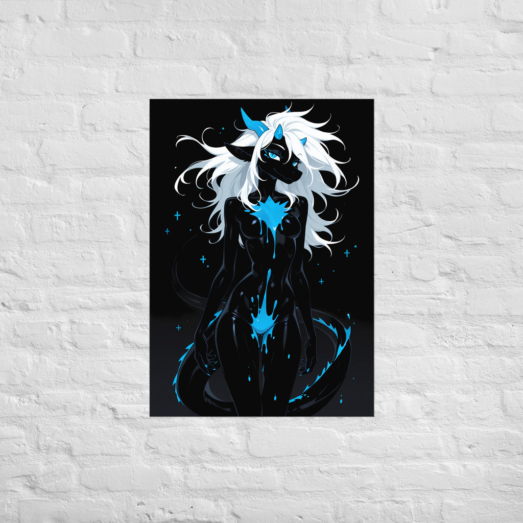 Poster dark fantasy Azuréa, dragonne anthropomorphe noire, queue en tourbillon autour des jambes, trois petites cornes – affiche encadrée au format A1