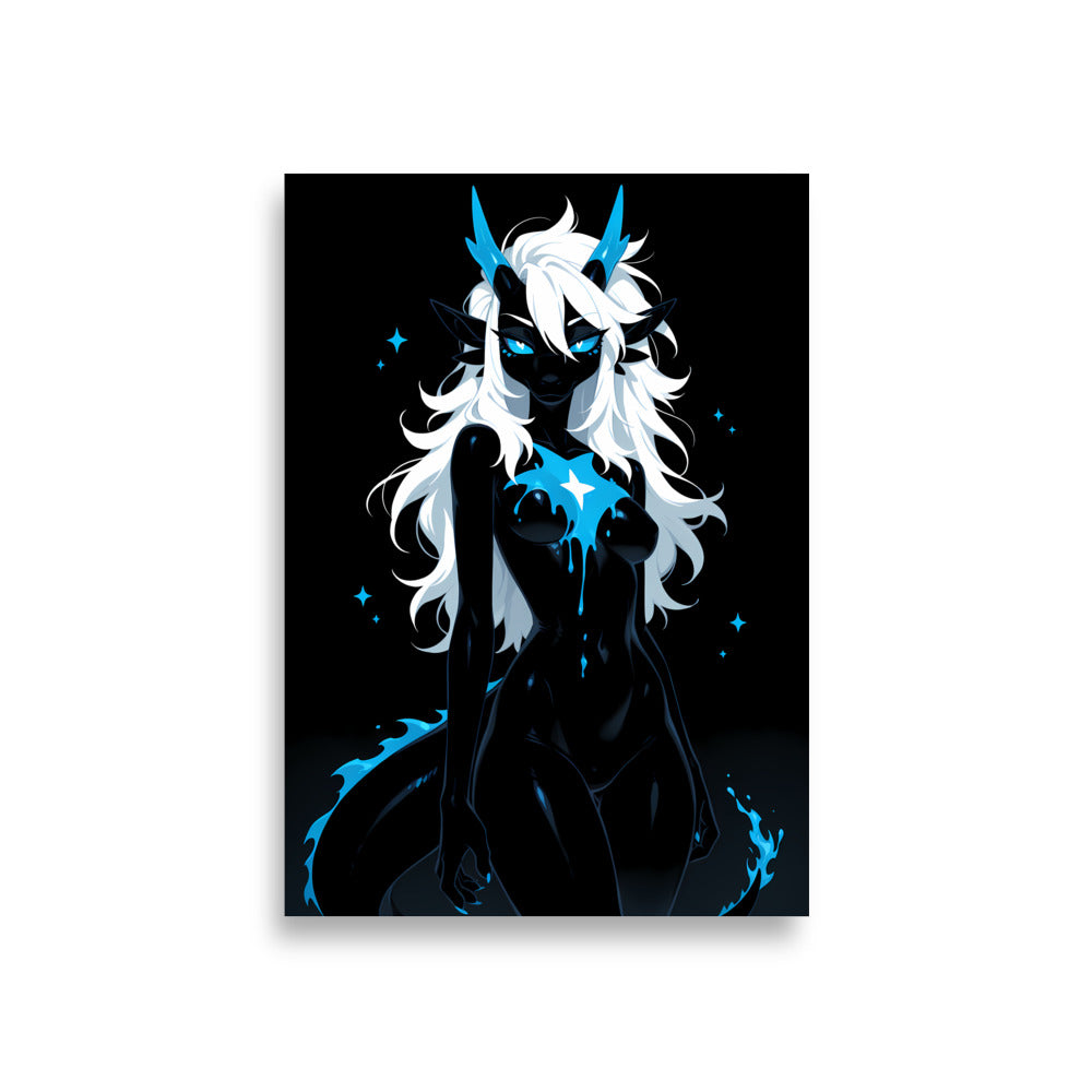 Poster dark fantasy Azuréa, dragonne anthropomorphe noire, étoile blanche au centre d'une éclaboussure bleue symétrique – affiche encadrée au format A1